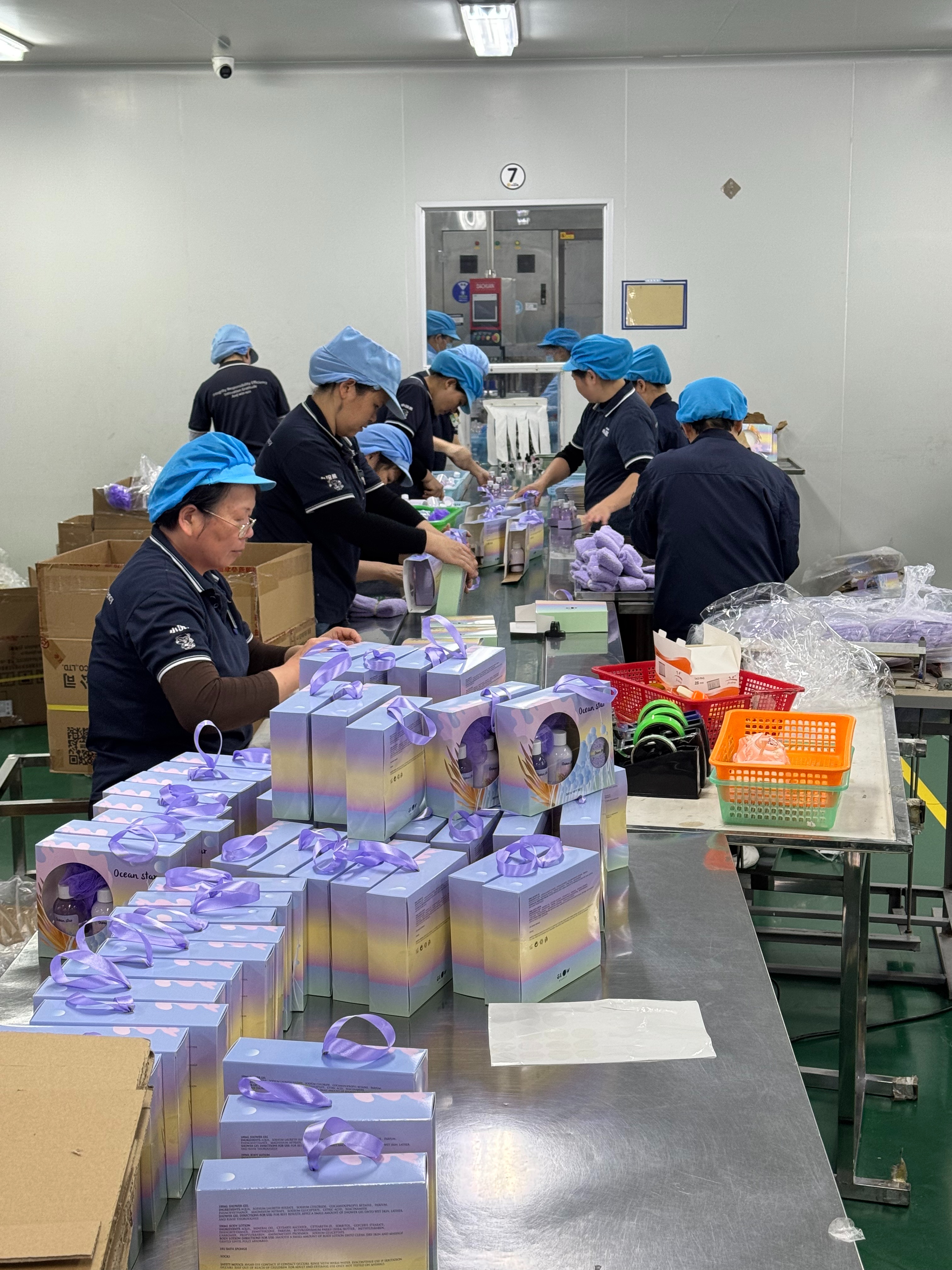 Ocean Star 3-piece Set Bath and Body Care Gift Box includes 100ml body wash, 100ml body lotion and purple mesh bath ball. Women's SPA set can be customized by brand Application Scenario