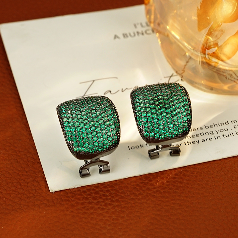 Wholesale of niche, versatile, elegant, light luxury, slightly inset green ear buckles, geometric and simple C-shaped earrings and earrings detail image 3