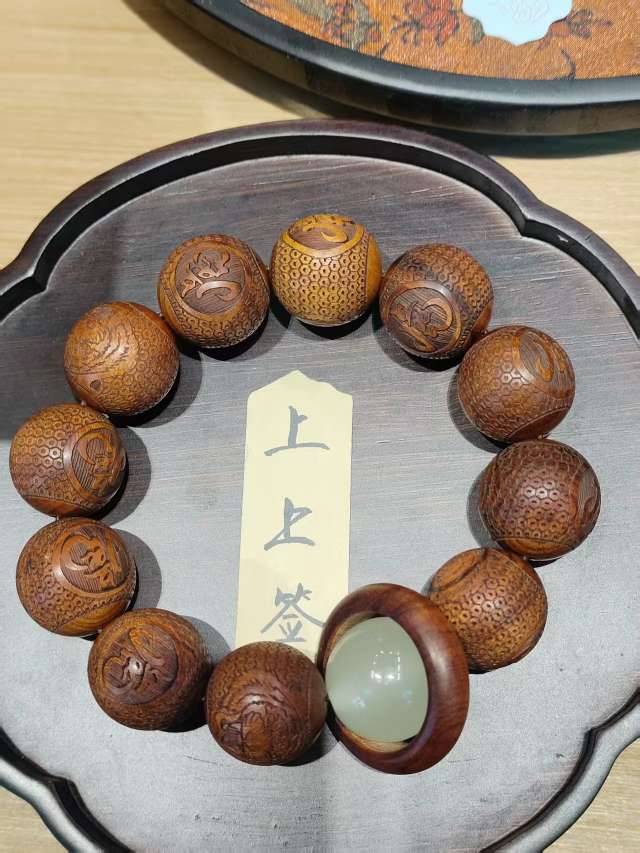 A cultural and artistic bracelet