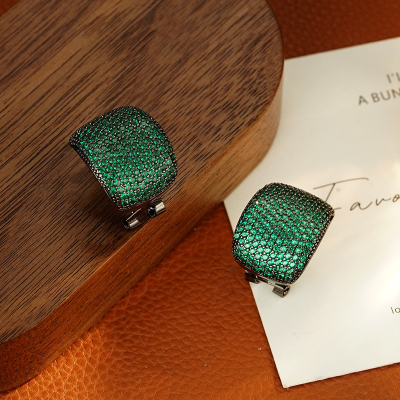 Wholesale of niche, versatile, elegant, light luxury, slightly inset green ear buckles, geometric and simple C-shaped earrings and earrings detail image 6