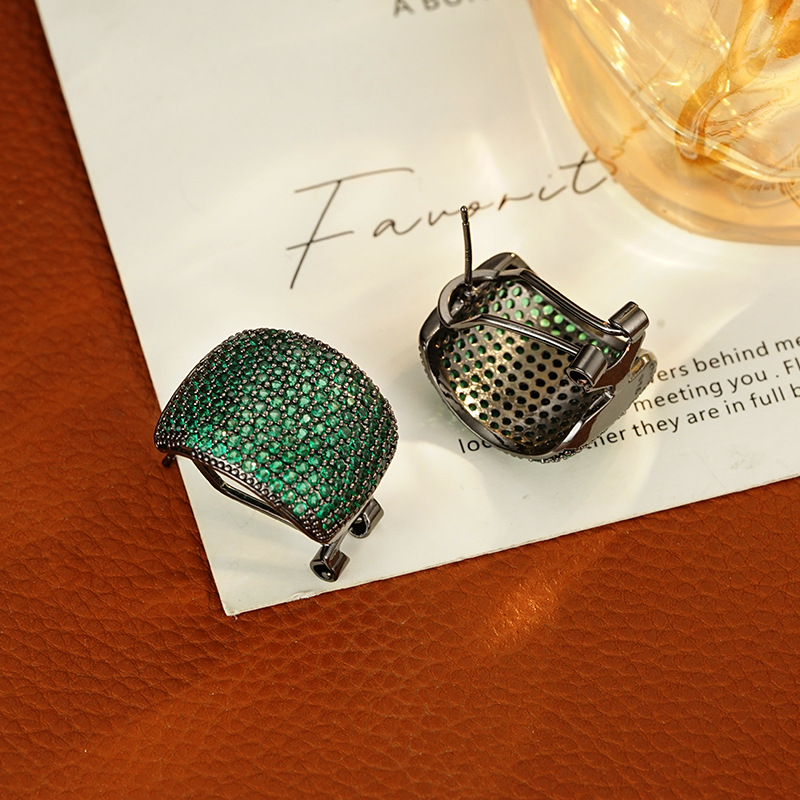 Wholesale of niche, versatile, elegant, light luxury, slightly inset green ear buckles, geometric and simple C-shaped earrings and earrings details Picture