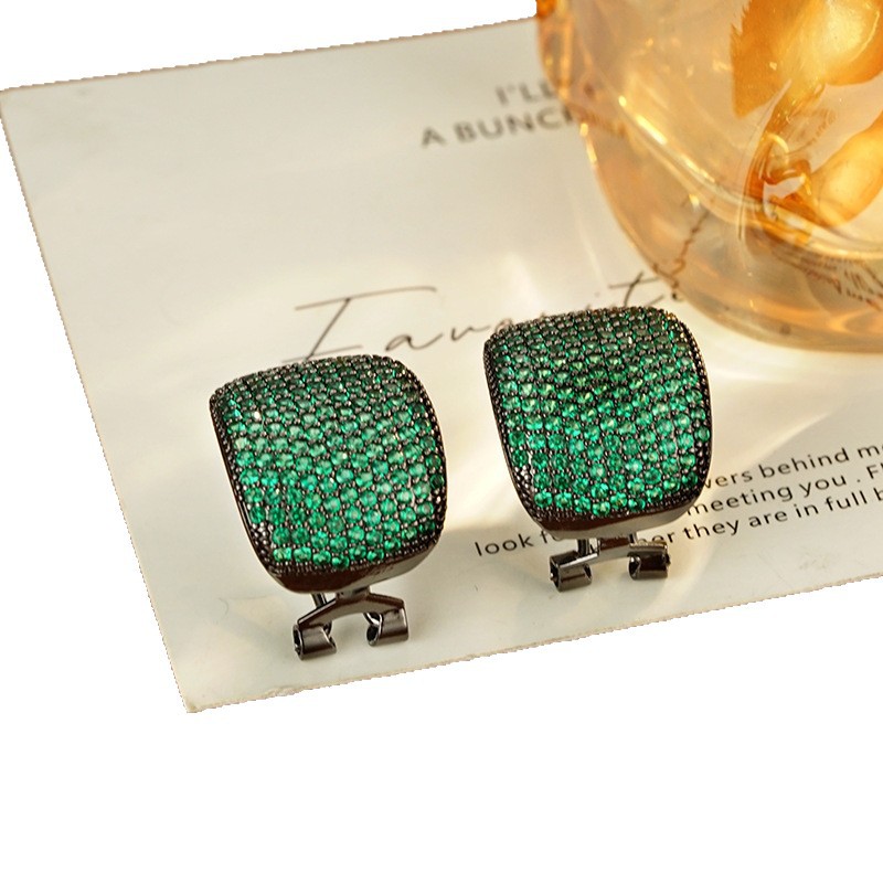 Wholesale of niche, versatile, elegant, light luxury, slightly inset green ear buckles, geometric and simple C-shaped earrings and earrings Item Picture
