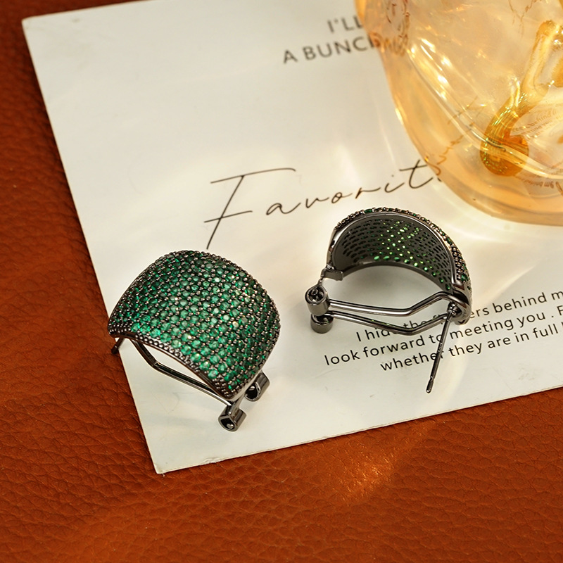 Wholesale of niche, versatile, elegant, light luxury, slightly inset green ear buckles, geometric and simple C-shaped earrings and earrings detail image 4