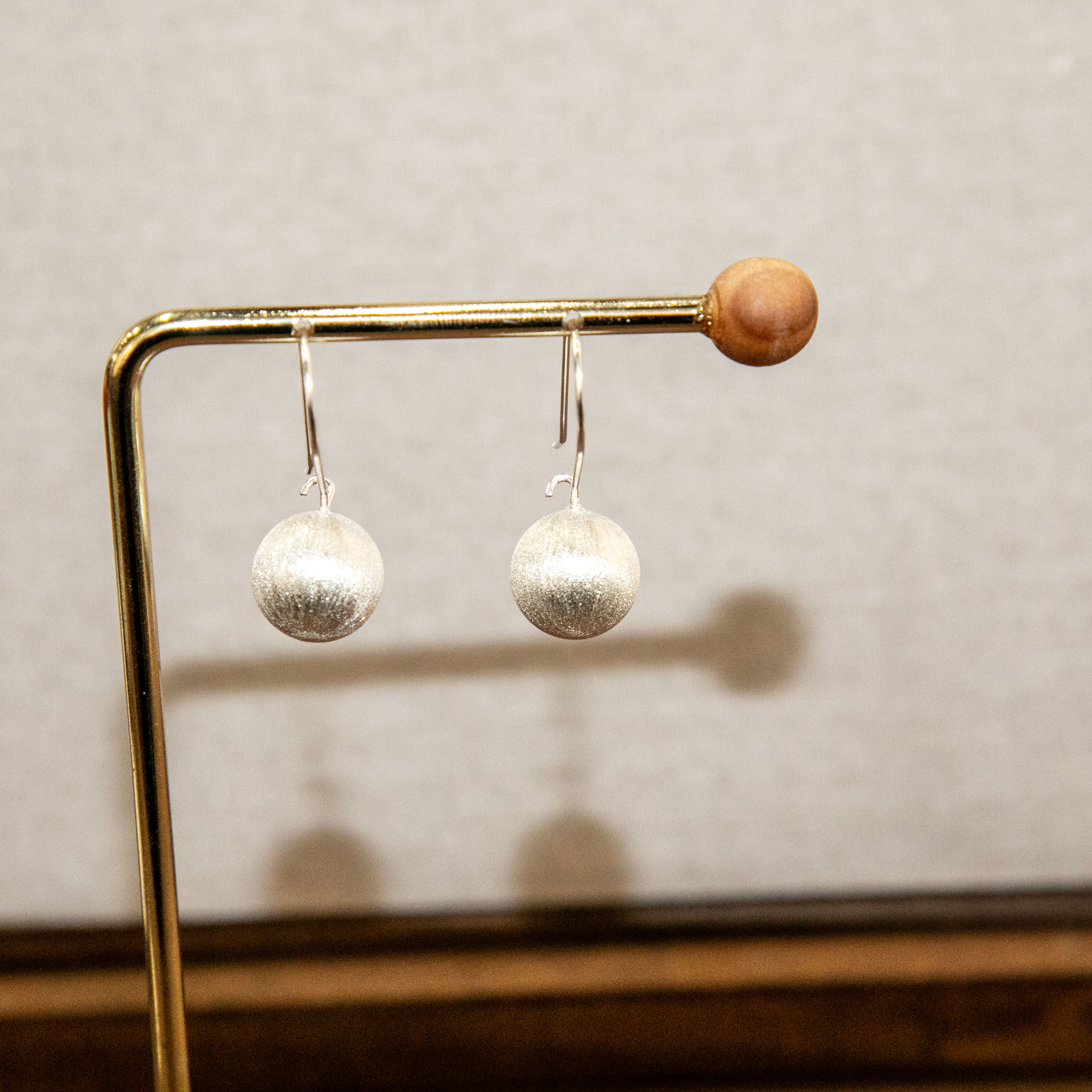 Fashionable, exquisite, minimalist round pendant star sand round language basic and versatile 925 earrings Specification image