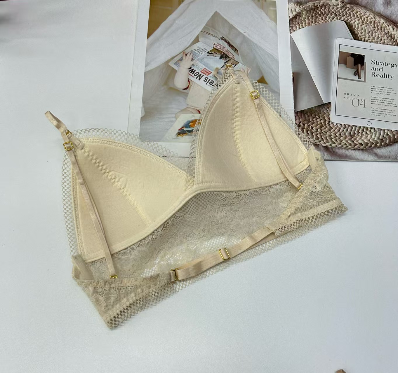 013# Invisible Large chest backless beauty Bra Women U-shaped Summer new style halter low-cut dress Special halter dress bra Women's vest Export to the Middle East and Africa QNI Application Scenario