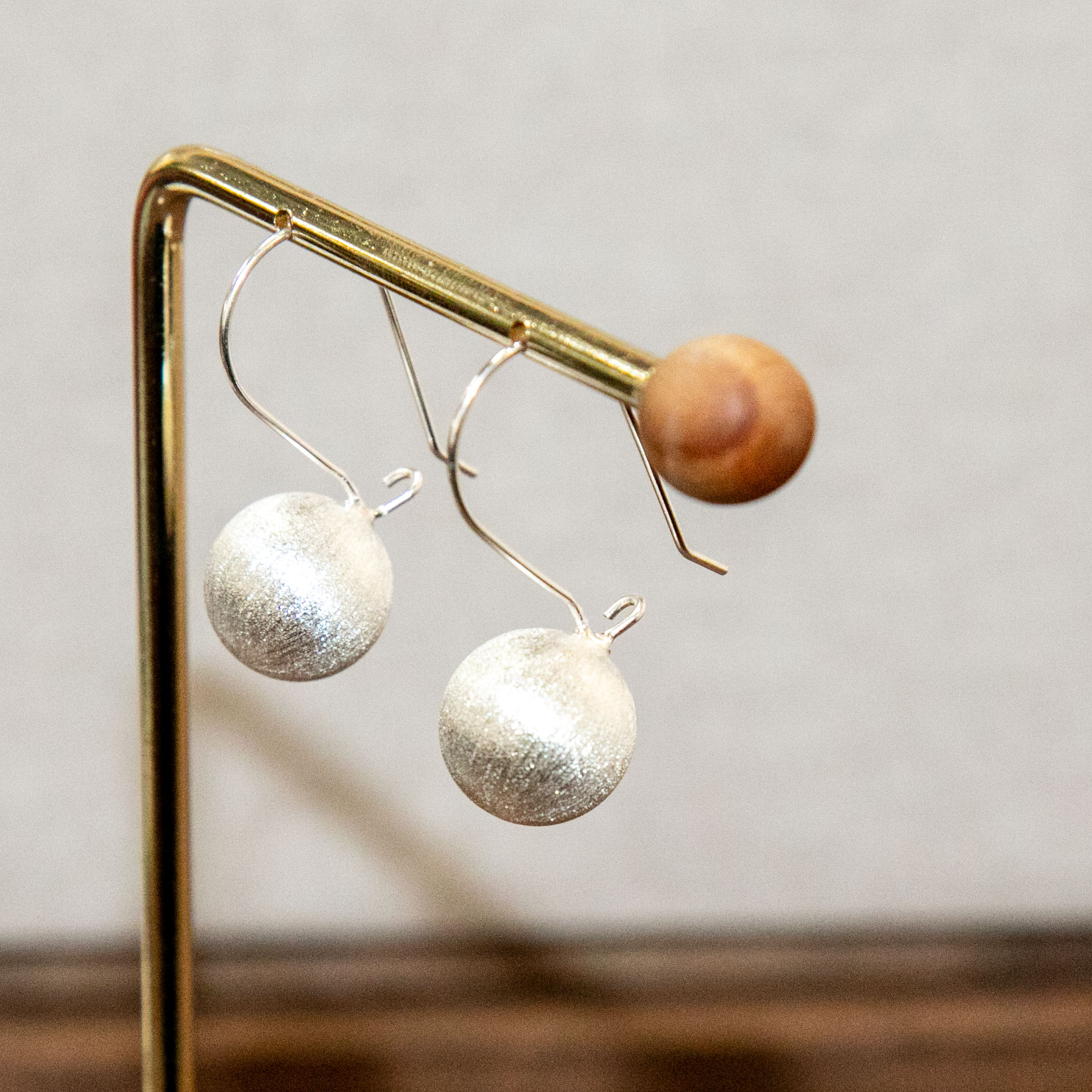 Fashionable, exquisite, minimalist round pendant star sand round language basic and versatile 925 earrings Application Scenario