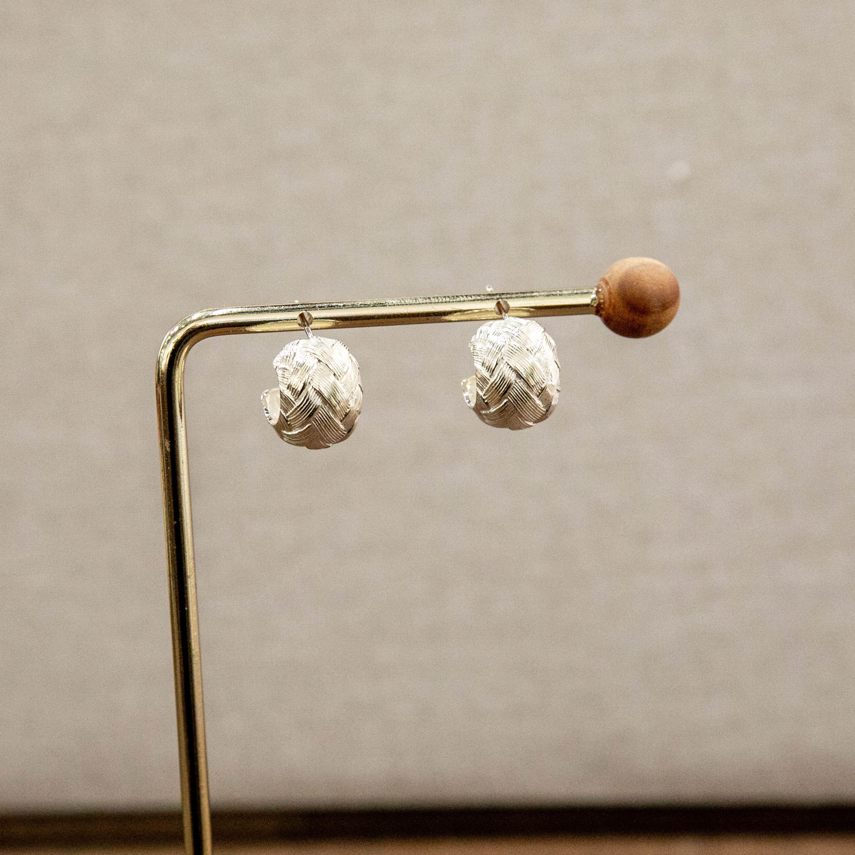 "Zhi Yue Qing Hui Three-dimensional Half-moon shell-shaped earrings in 925 sterling silver precision craftsmanship. Specification image