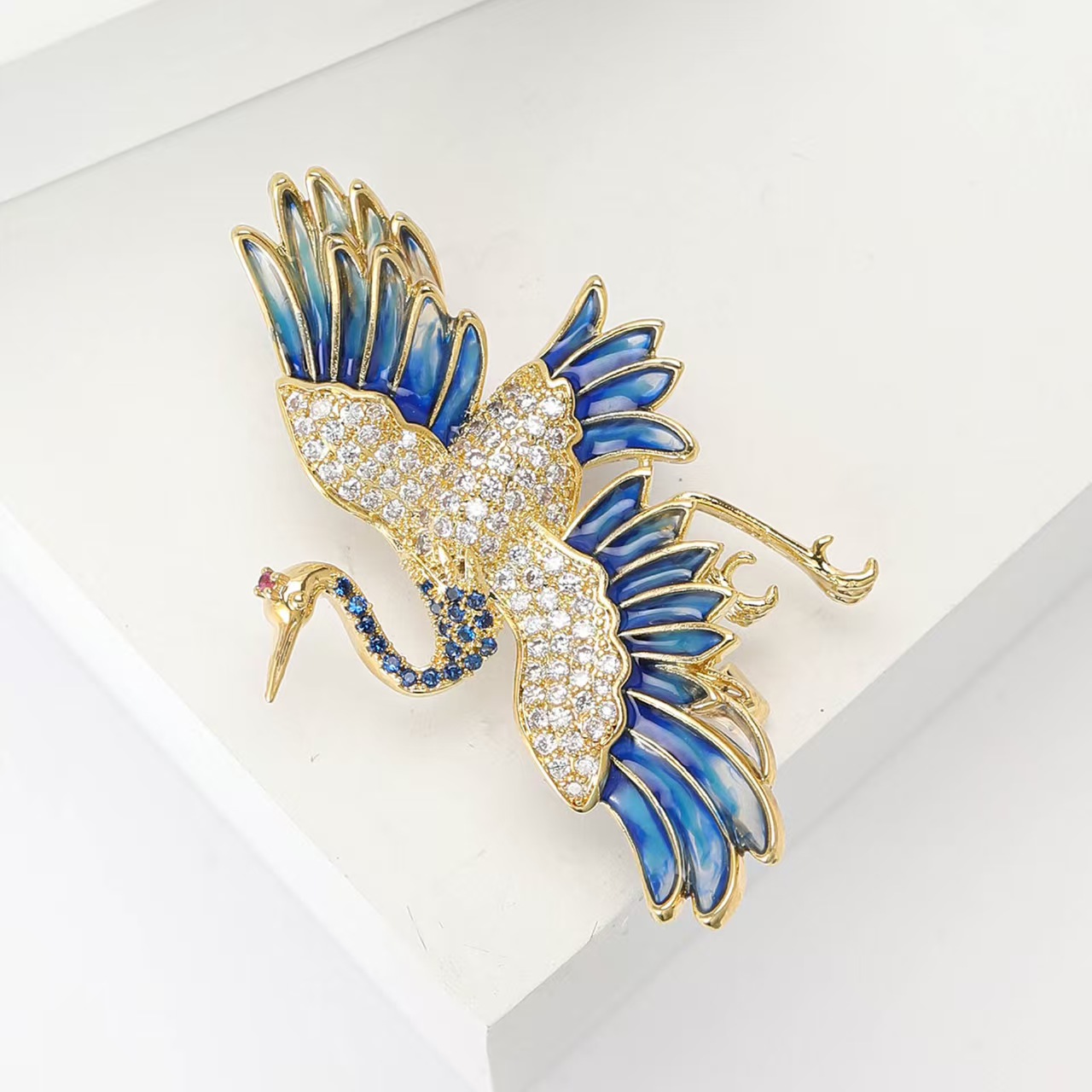 Fashionable and ancient-style copper zircon red-crowned crane brooch, artistic Chinese style men's and women's clothing brooch accessory pin details Picture