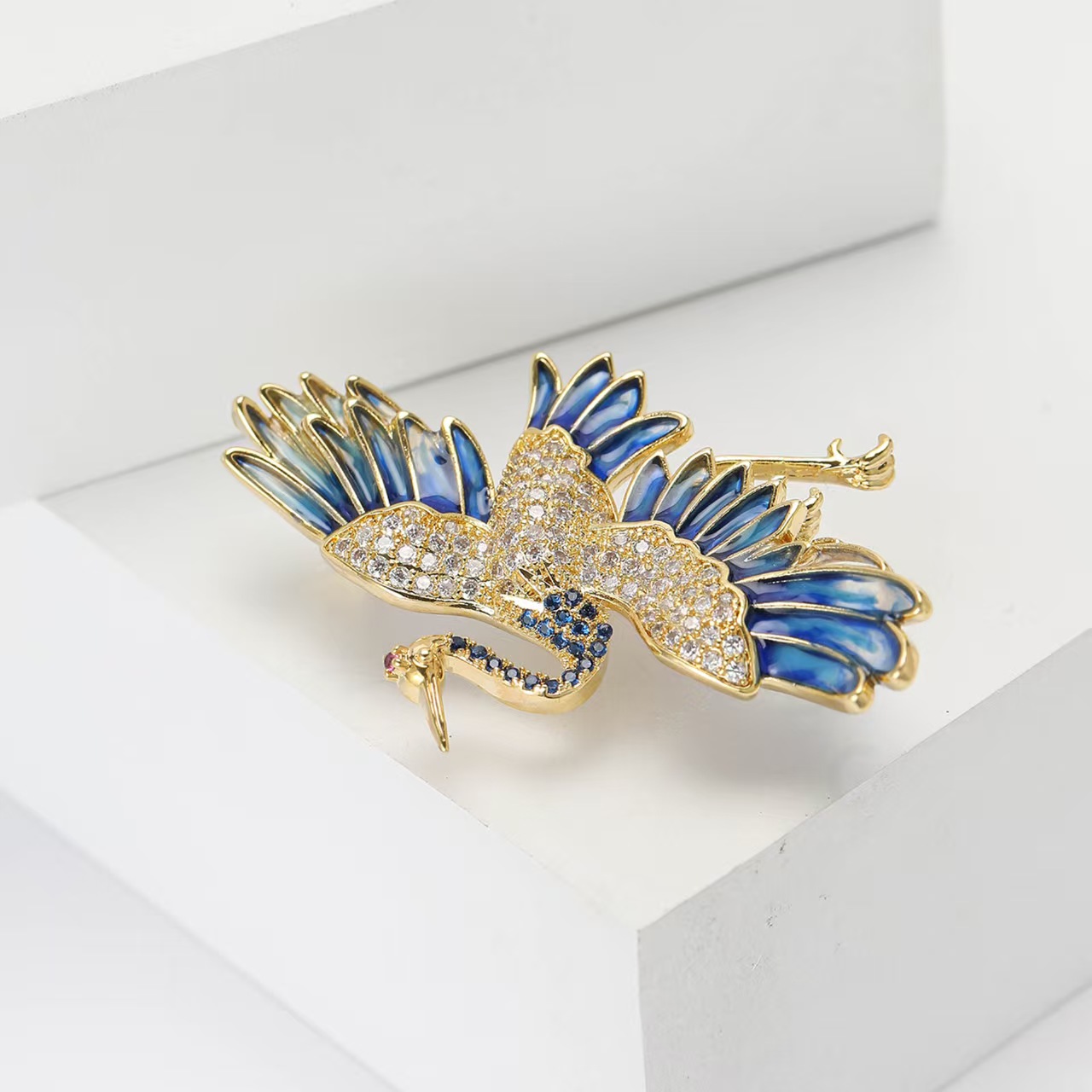 Fashionable and ancient-style copper zircon red-crowned crane brooch, artistic Chinese style men's and women's clothing brooch accessory pin Application Scenario