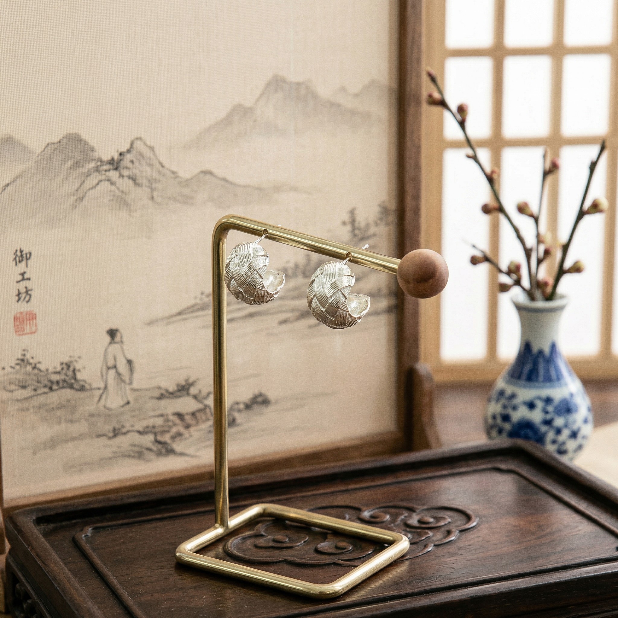 "Zhi Yue Qing Hui Three-dimensional Half-moon shell-shaped earrings in 925 sterling silver precision craftsmanship. details Picture