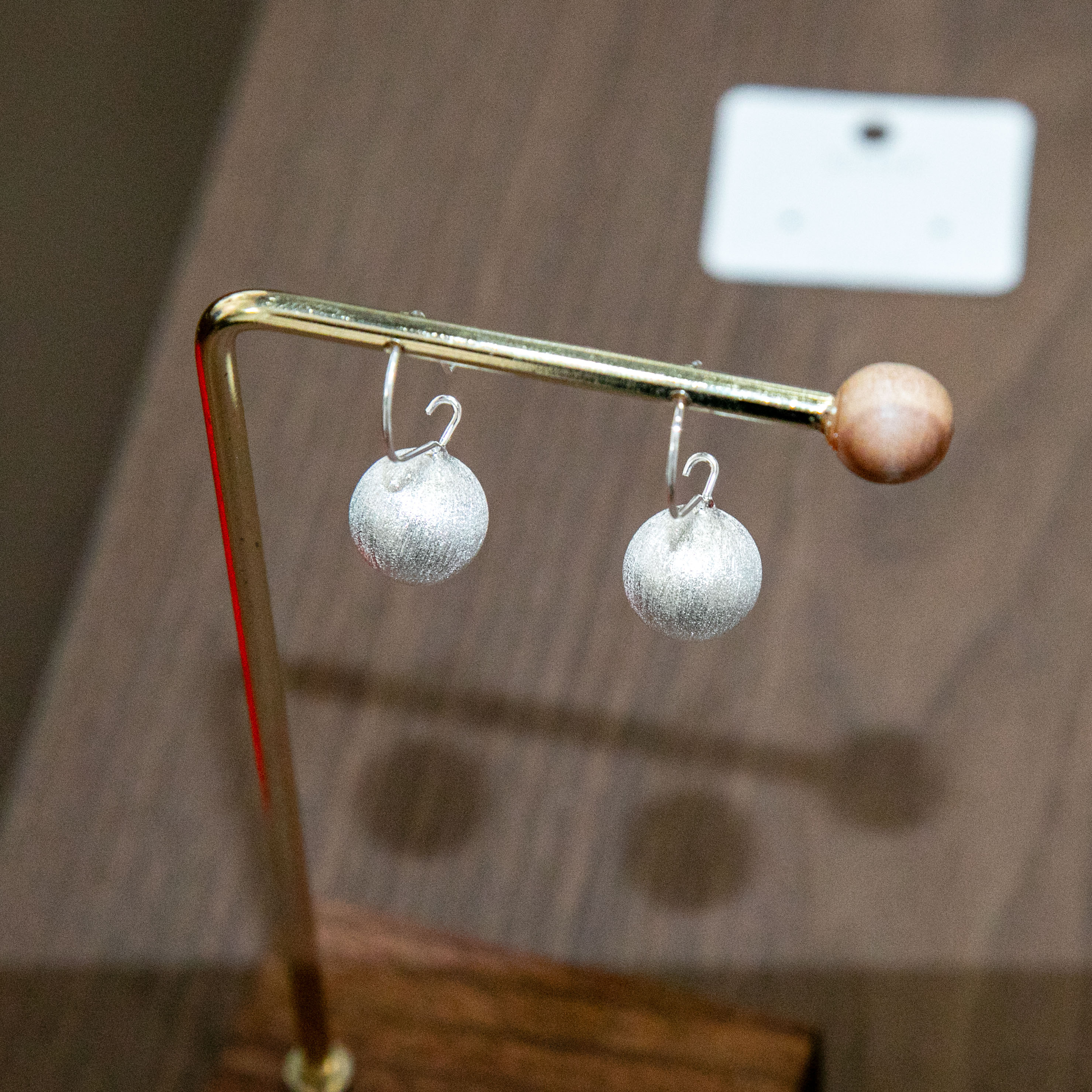 Fashionable, exquisite, minimalist round pendant star sand round language basic and versatile 925 earrings Item Picture