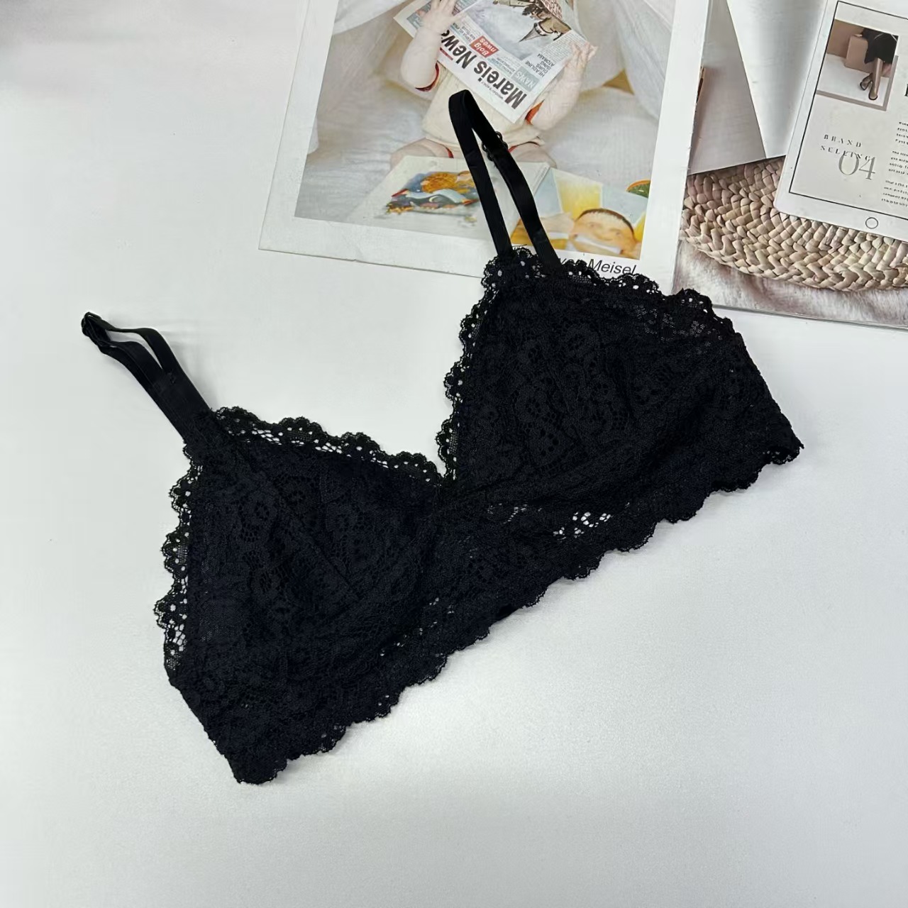 014# French trade export triangular cup, thin embroidered large chest, looking small and sexy, lace without steel ring, rabbit ear anti-protrusion point bra, women's vest bra, women QNI Application Scenario