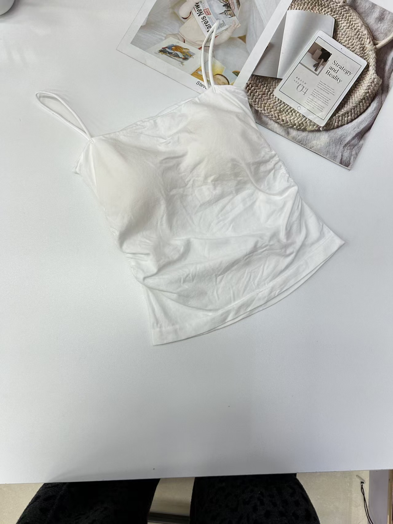 1564# Halter tops are exported to the Middle East and Africa. Women's halter tops have chest pads and can be worn outside. QNI Application Scenario