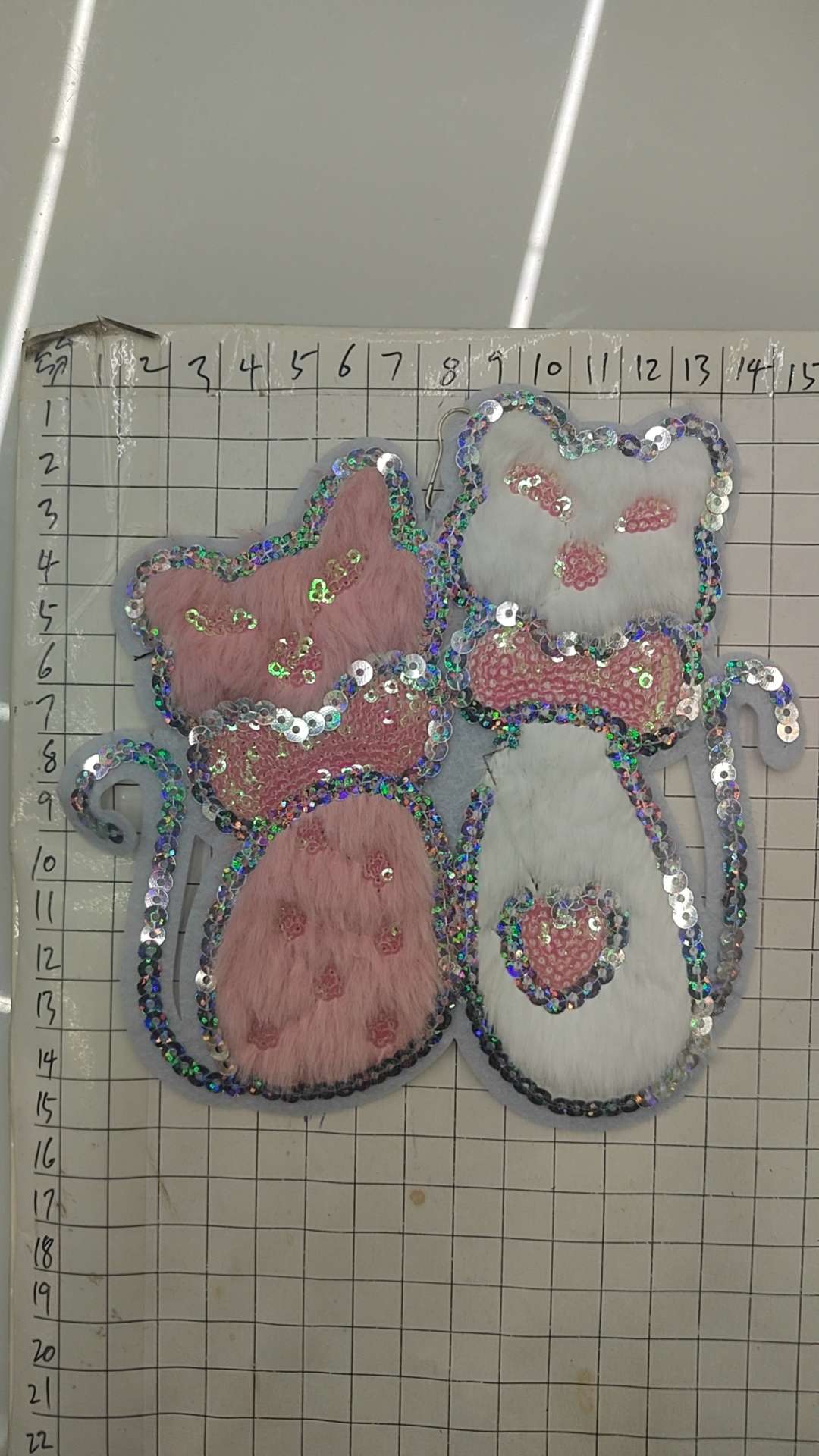 来料加工辅料夹娃娃机毛绒公仔蝴蝶结蒜鸟飞天波波球产品图