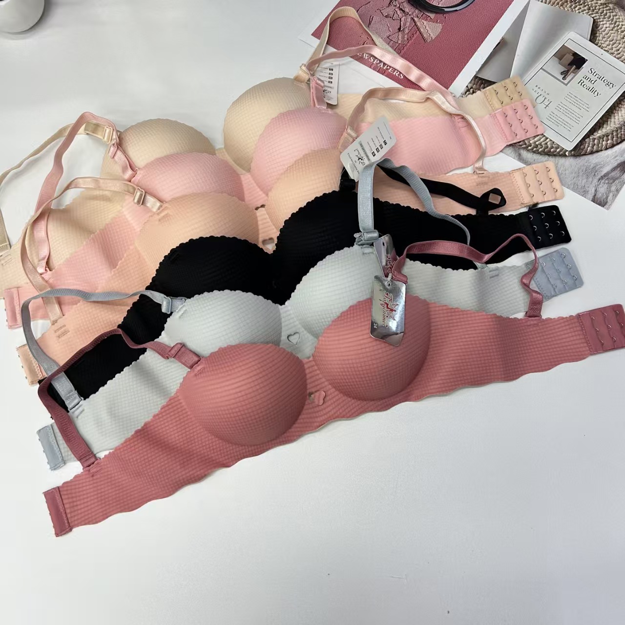 FCM-318# Women's bras for export to the Middle East and Africa - One-piece palm cup seamless bras, swimming cloth bras, women's bras without underwire, QNI Item Picture