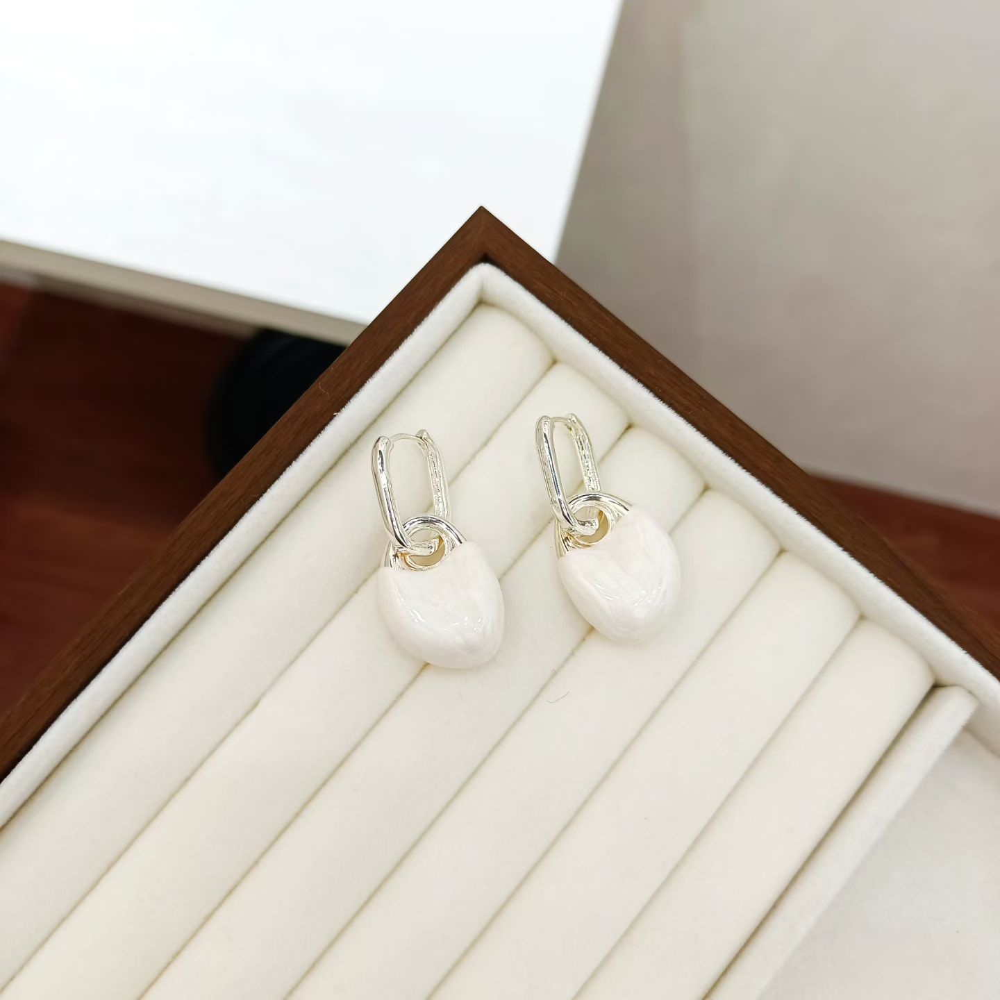 Super fairy primavera verano arena movedizo fránza esmalte de forma especial hebilla rosa azul goteo esmalte orejeras para mujeres pequeño fresco anillo aretes dulce alto grado sentido aretes de color de lujo zoe details Picture