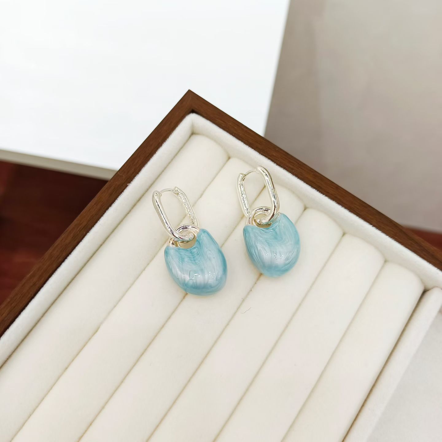 Super fairy primavera verano arena movedizo fránza esmalte de forma especial hebilla rosa azul goteo esmalte orejeras para mujeres pequeño fresco anillo aretes dulce alto grado sentido aretes de color de lujo zoe detail image 1