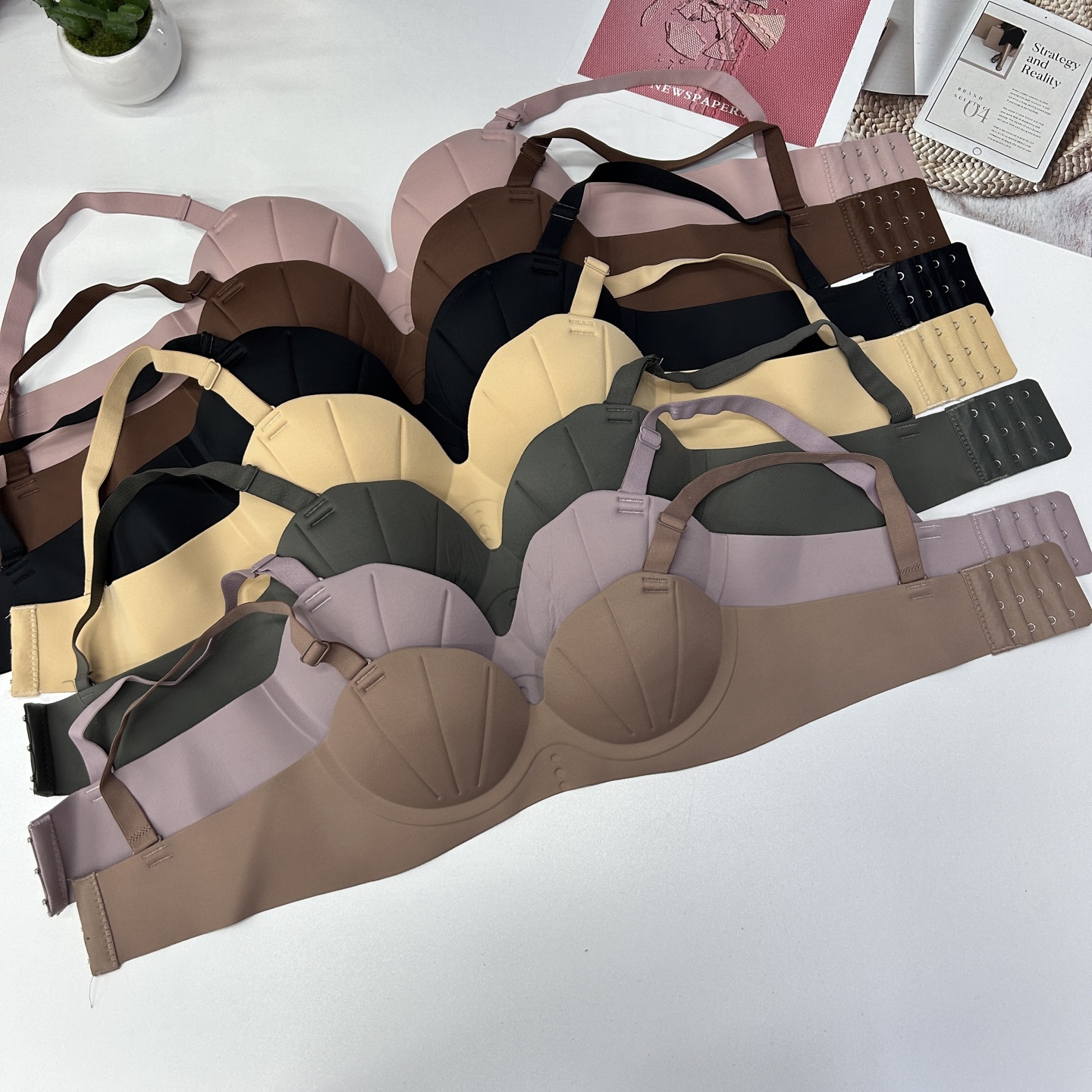 FCM-B9863# bra export to the Middle East, Europe, America and Southeast Asia. One-piece bra for women, smooth shell palm cup bra, seamless and comfortable bra for women, QNI Item Picture
