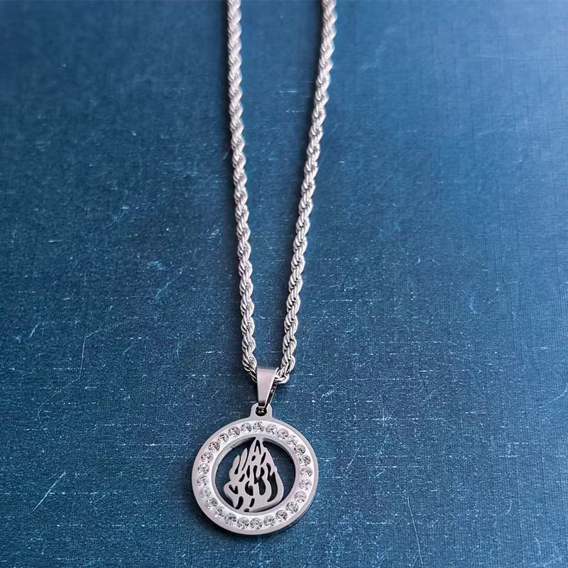 Cross-border foreign trade fashion stainless steel titanium steel flame pendant, diamond-encrusted jewelry necklace, men's versatile and niche accessory Application Scenario