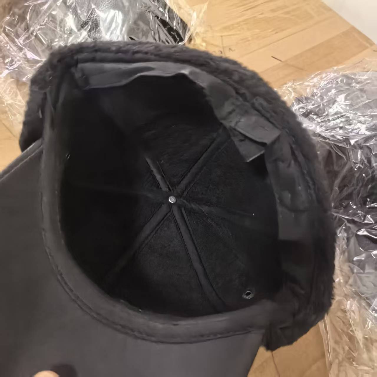 Saixue Winter warm thickened leather hats, senior hats, windproof and waterproof clothing accessories, one-piece hats, morning and night market wholesale 123 Application Scenario
