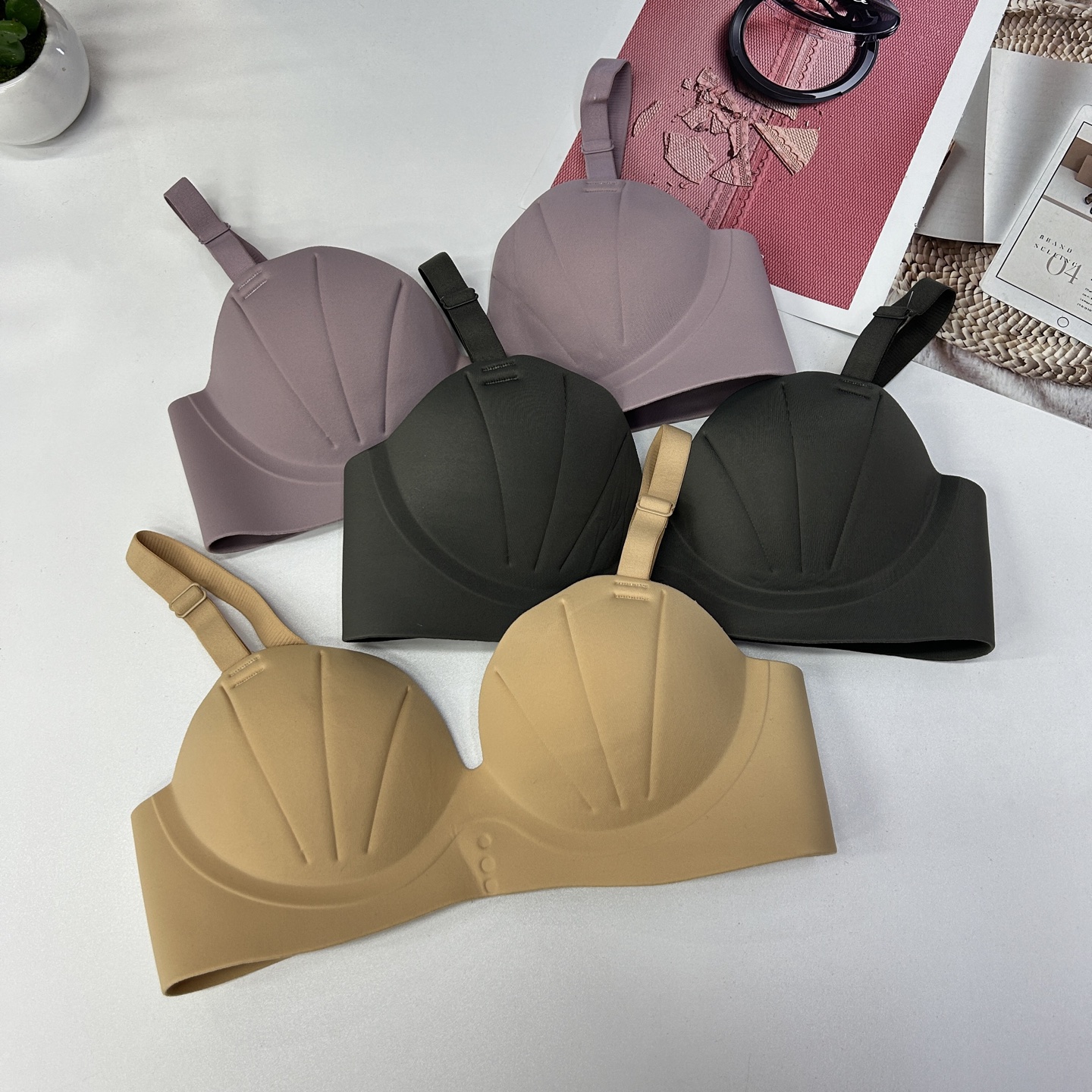 FCM-B9863# bra export to the Middle East, Europe, America and Southeast Asia. One-piece bra for women, smooth shell palm cup bra, seamless and comfortable bra for women, QNI Application Scenario