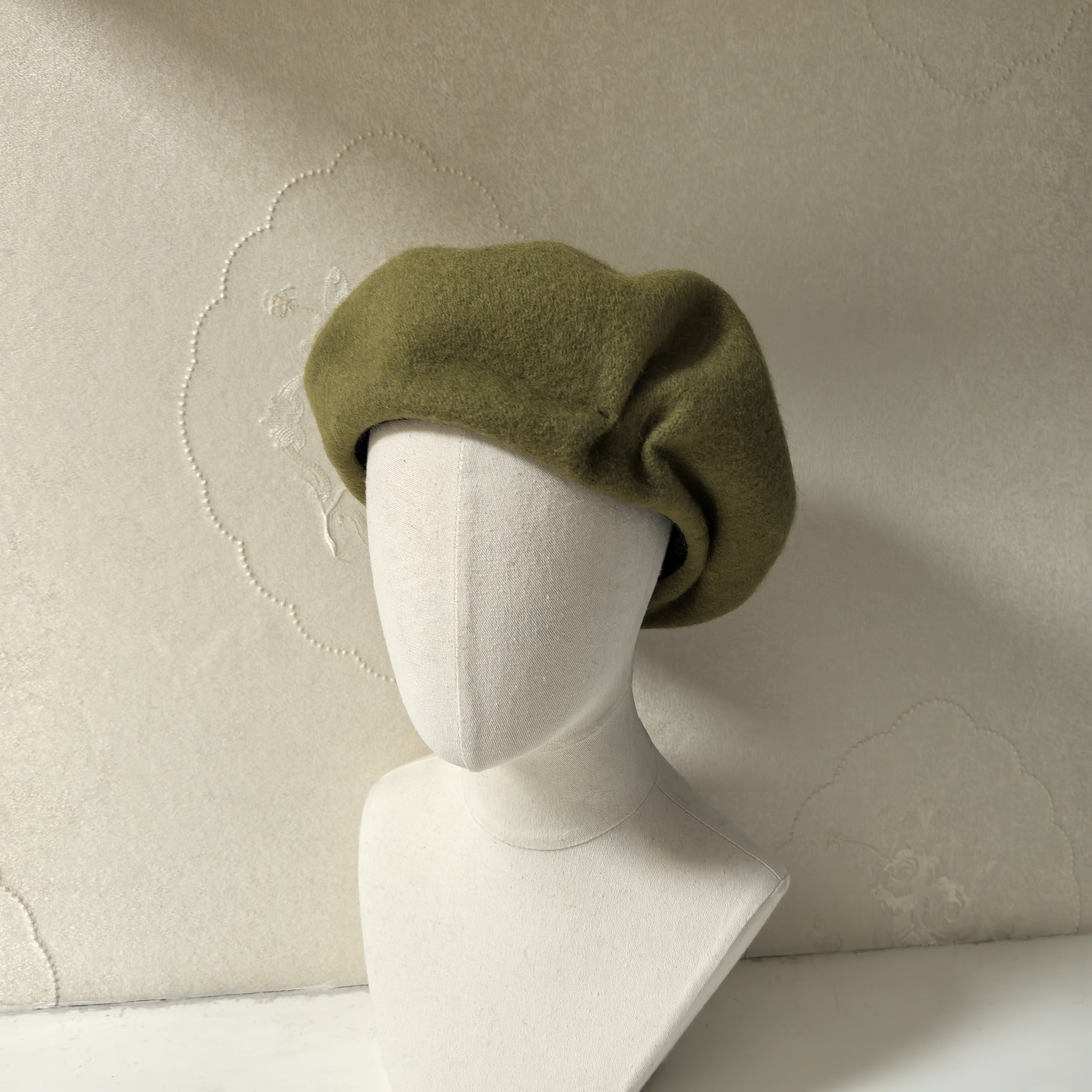 Otoño invierno cachemira boina color liso lana invierno vintage cálido sombrero de pintor tweed sombrero de broche mujer personalizado 122134413 Application Scenario