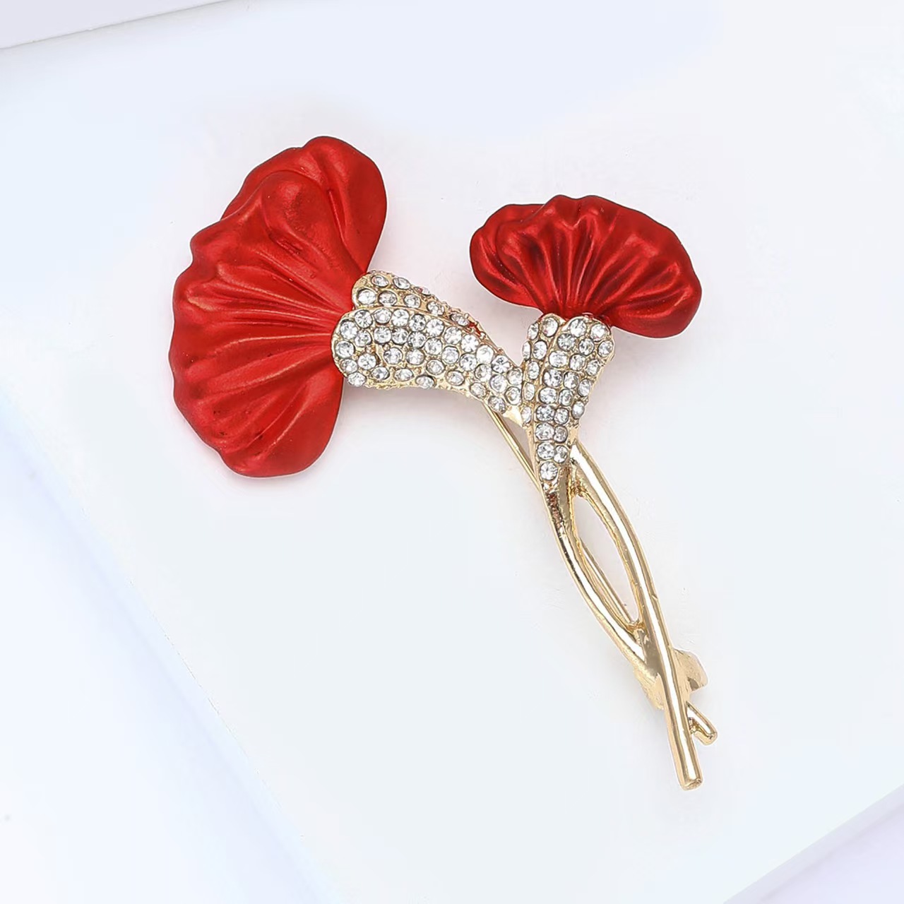 Korean-style fashionable and elegant diamond-encrusted carnation brooch, high-end and niche plant pin, women's clothing accessory brooch Specification image