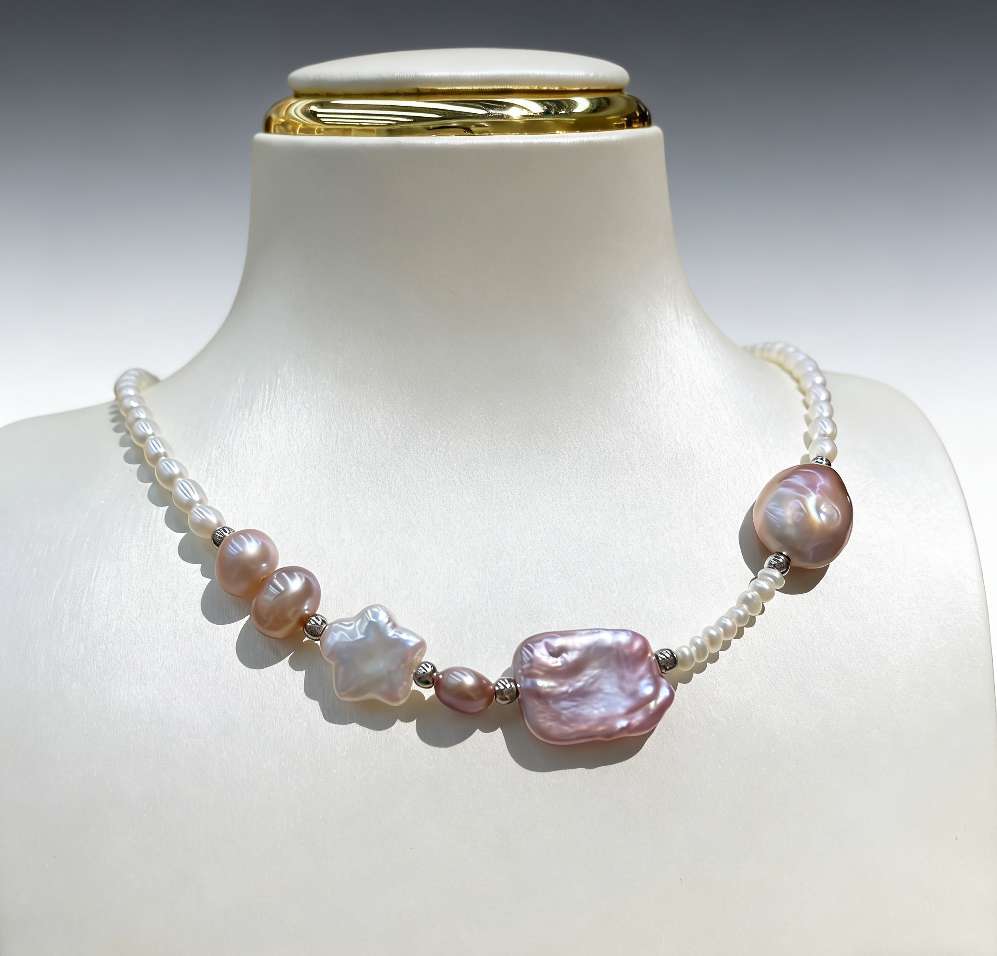 The 2026 new style of Starlight Pink Jade Natural freshwater pearl Baroque necklace features an irregular pinkish-purple gradient design and a light luxury niche collarbone chain. It is a 925 sterling silver tail chain details Picture