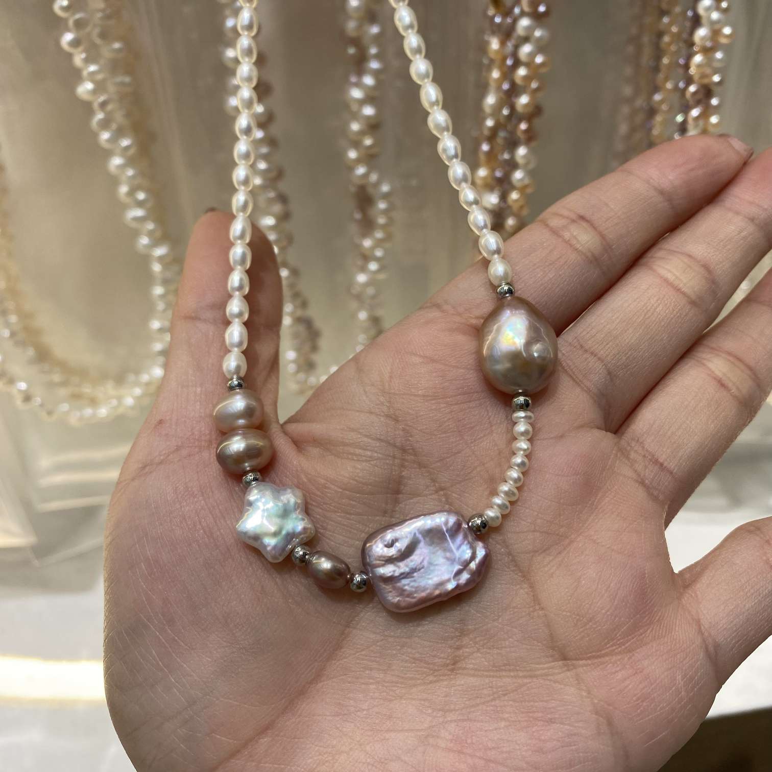 The 2026 new style of Starlight Pink Jade Natural freshwater pearl Baroque necklace features an irregular pinkish-purple gradient design and a light luxury niche collarbone chain. It is a 925 sterling silver tail chain Specification image