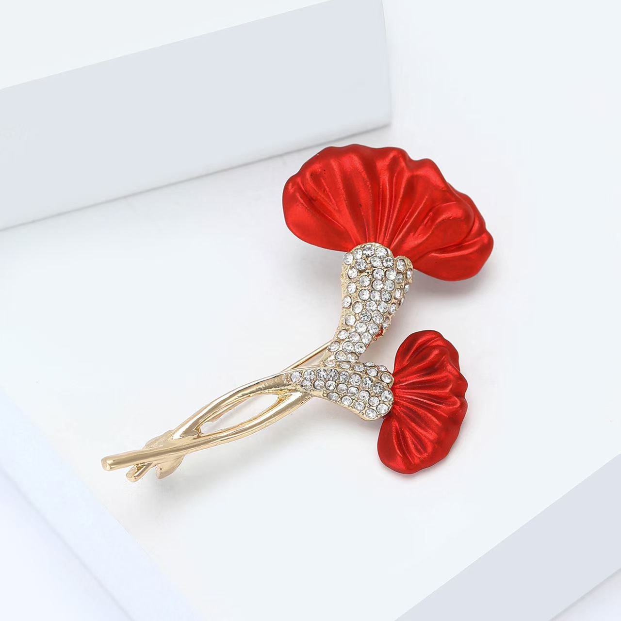 Korean-style fashionable and elegant diamond-encrusted carnation brooch, high-end and niche plant pin, women's clothing accessory brooch