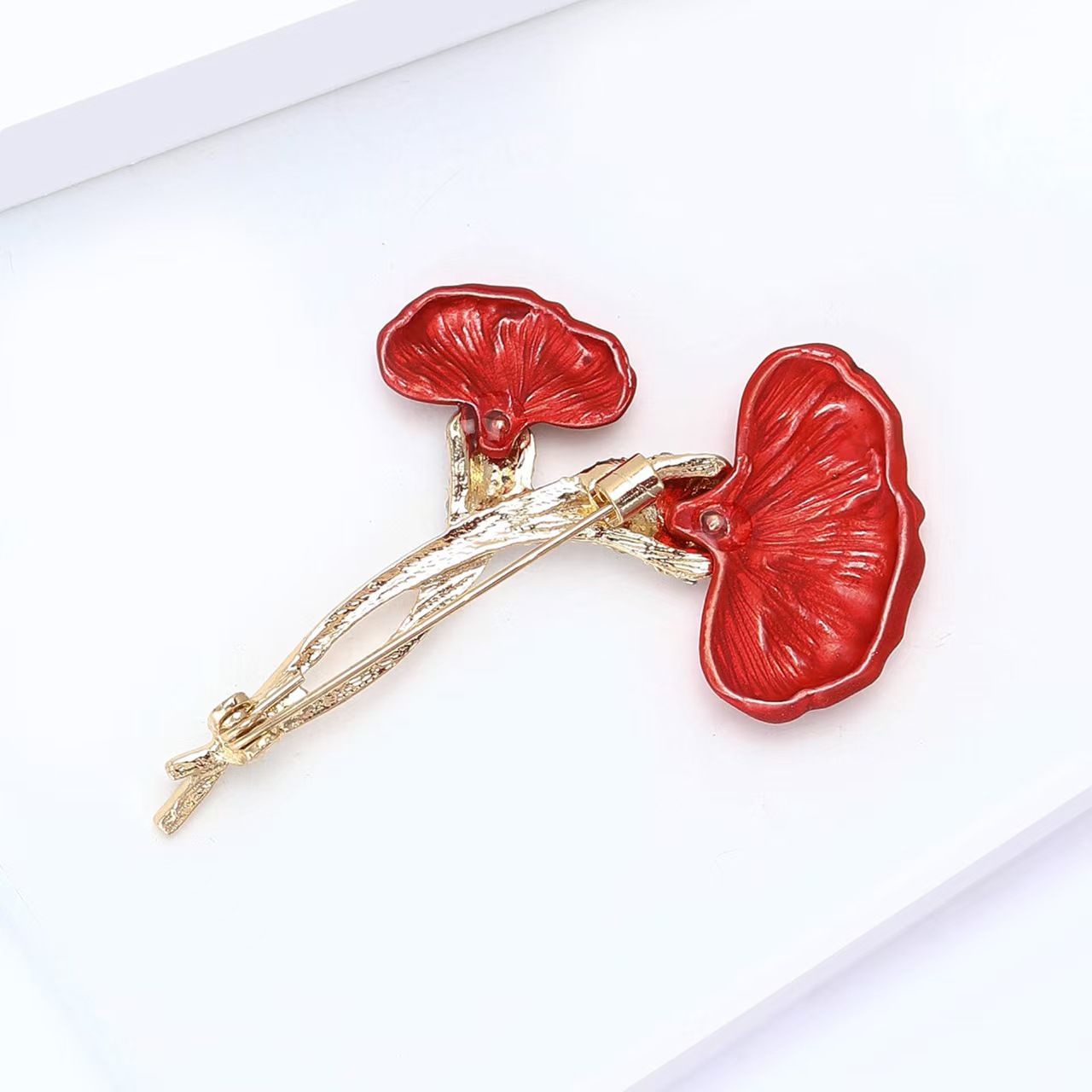 Korean-style fashionable and elegant diamond-encrusted carnation brooch, high-end and niche plant pin, women's clothing accessory brooch details Picture