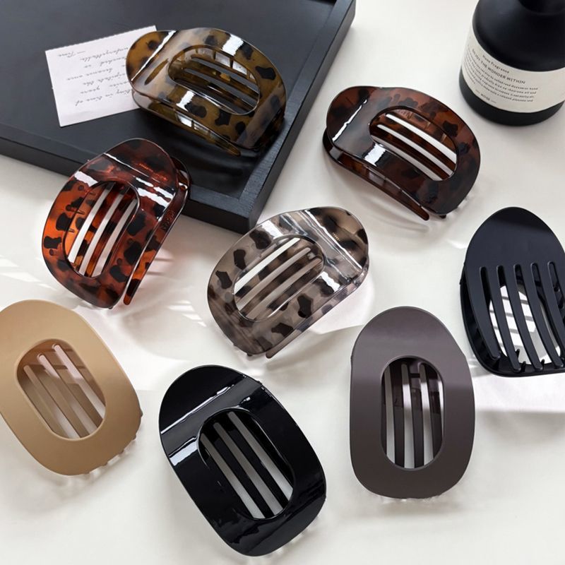 The abalone grab is a perfect tool for girls to curl their hair at the back of their heads. It doesn't hurt the head. The arc-shaped flat clip gives a sense of luxury. School starts