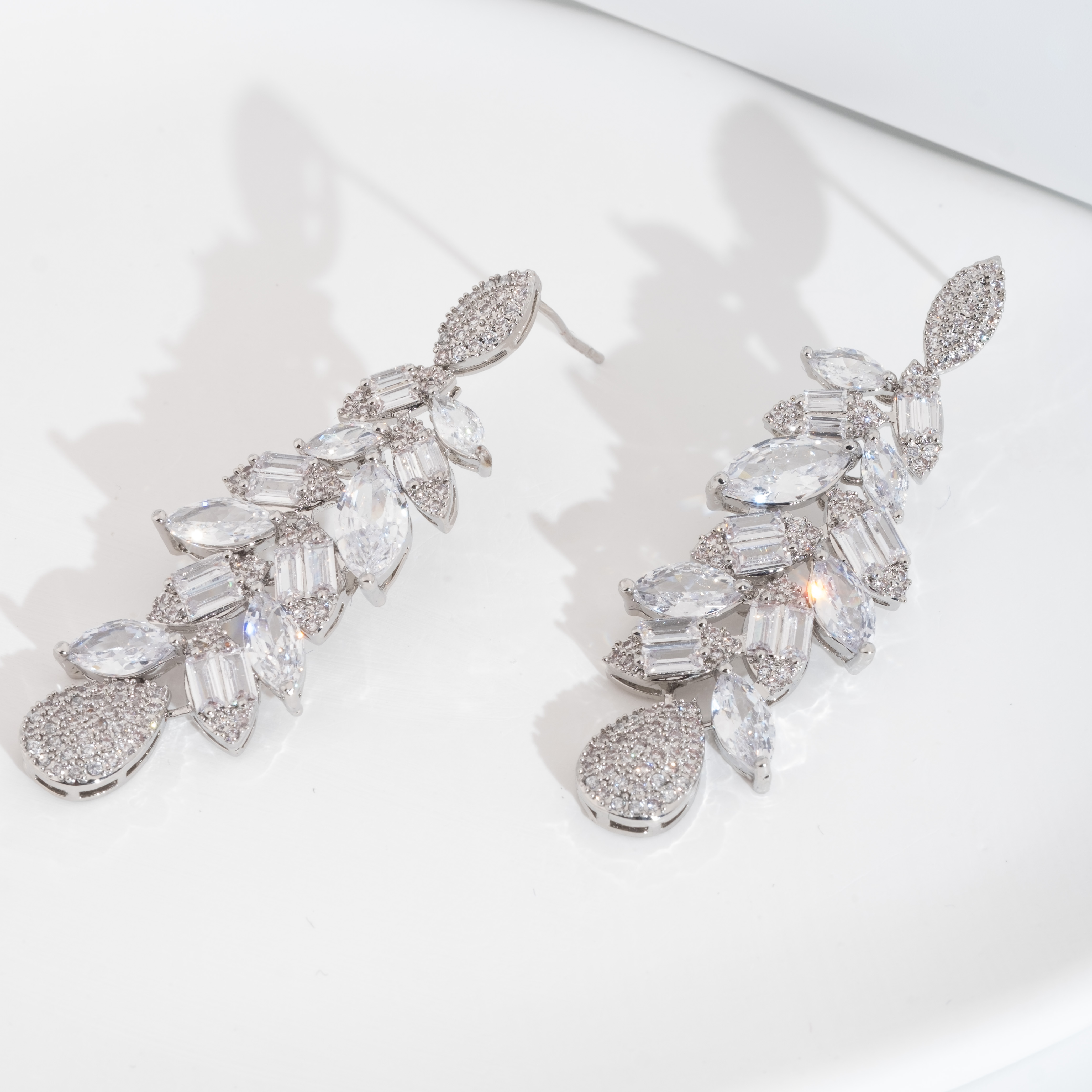 A set of luxurious and elegant earrings set with shiny cubic zirconia teardrop design is suitable for ladies to wear at weddings Item Picture