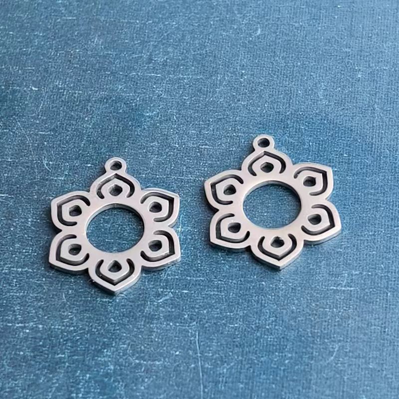Cross-border foreign trade titanium steel jewelry, stainless steel laser sunflower lotus bracelet pendant, handmade DIY jewelry accessories