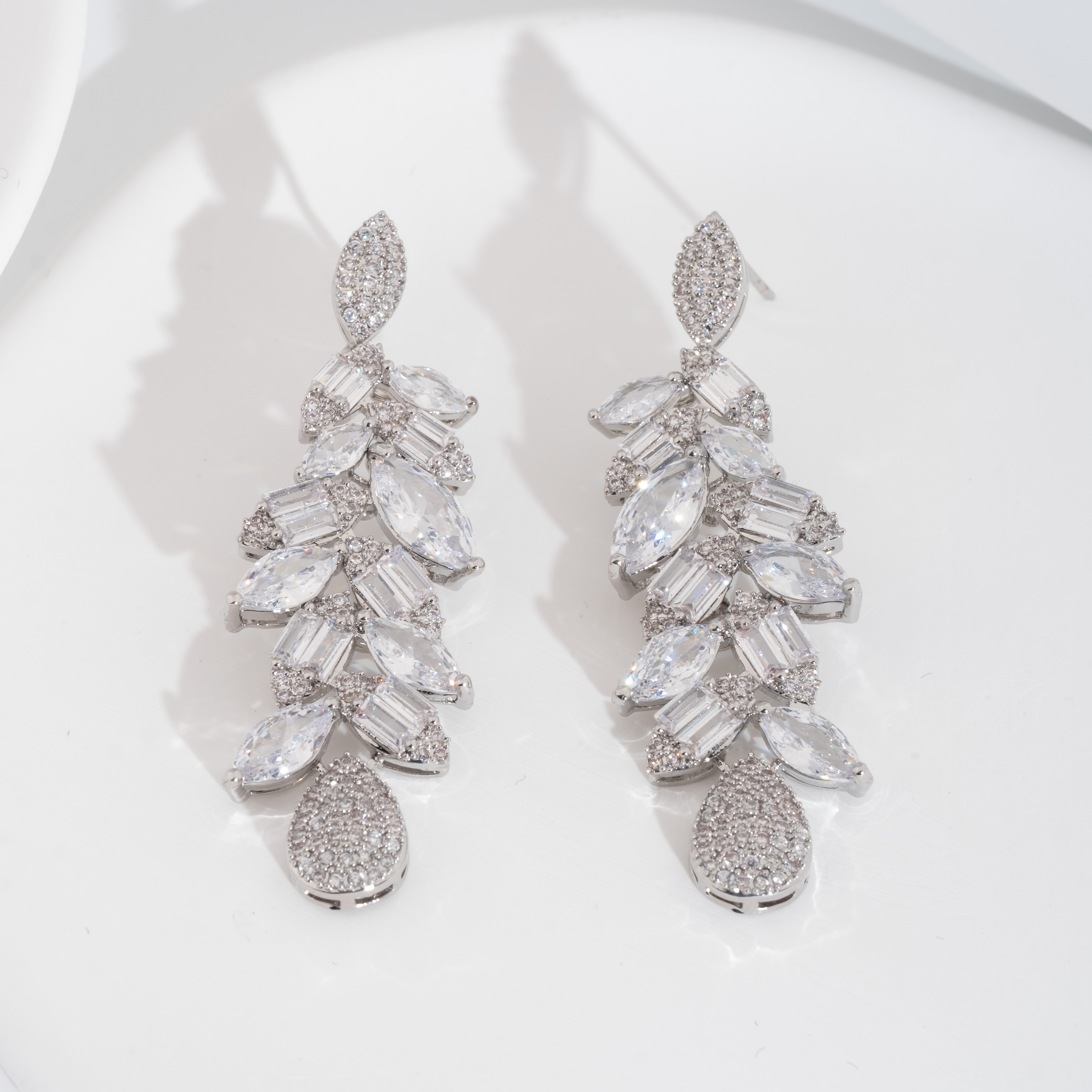 A set of luxurious and elegant earrings set with shiny cubic zirconia teardrop design is suitable for ladies to wear at weddings