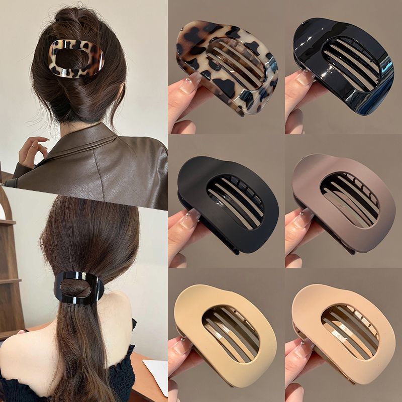 The abalone grab is a perfect tool for girls to curl their hair at the back of their heads. It doesn't hurt the head. The arc-shaped flat clip gives a sense of luxury. School starts Application Scenario