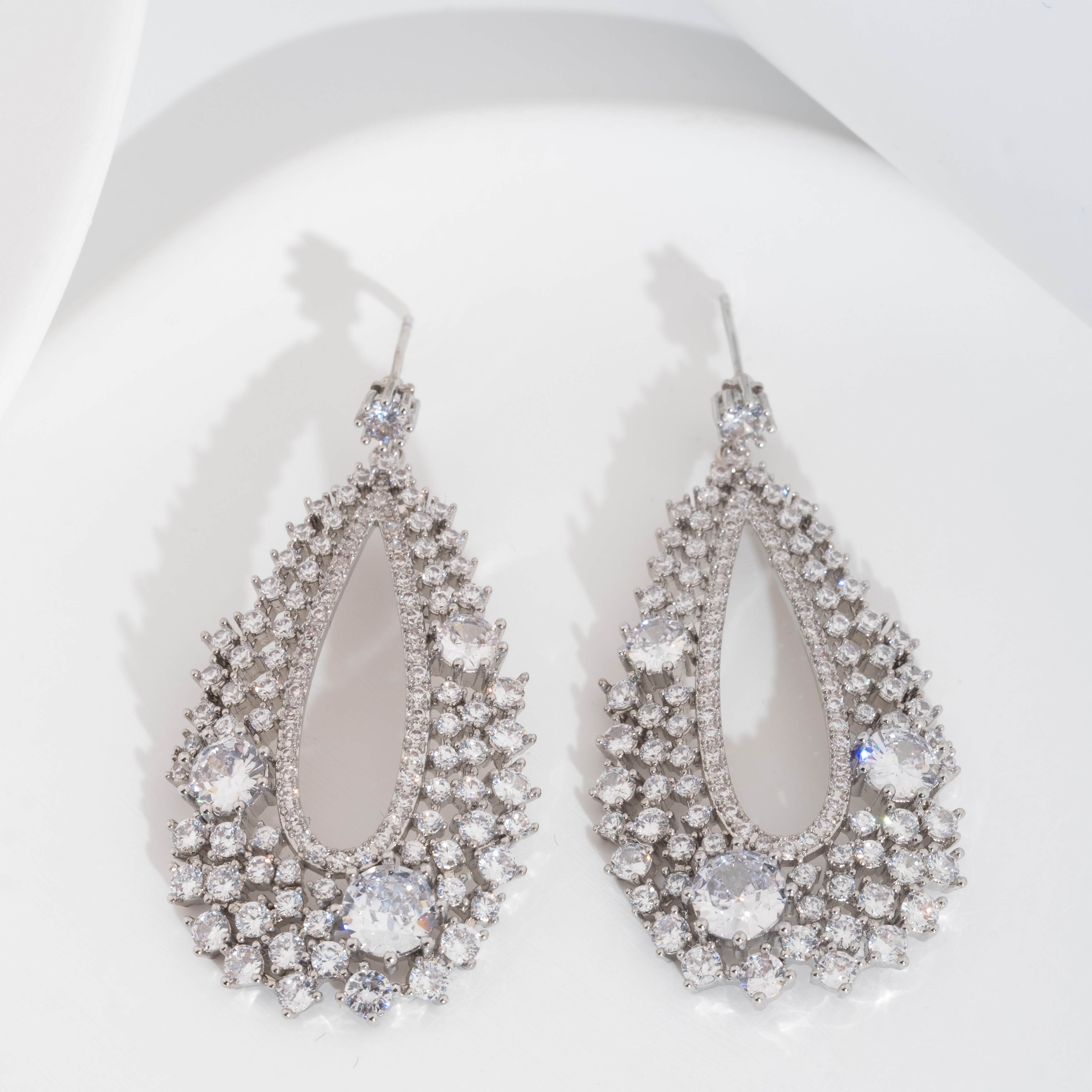 Vintage accessories with a retro and high-end feel, earrings, jewelry and earrings, and a simple design sense