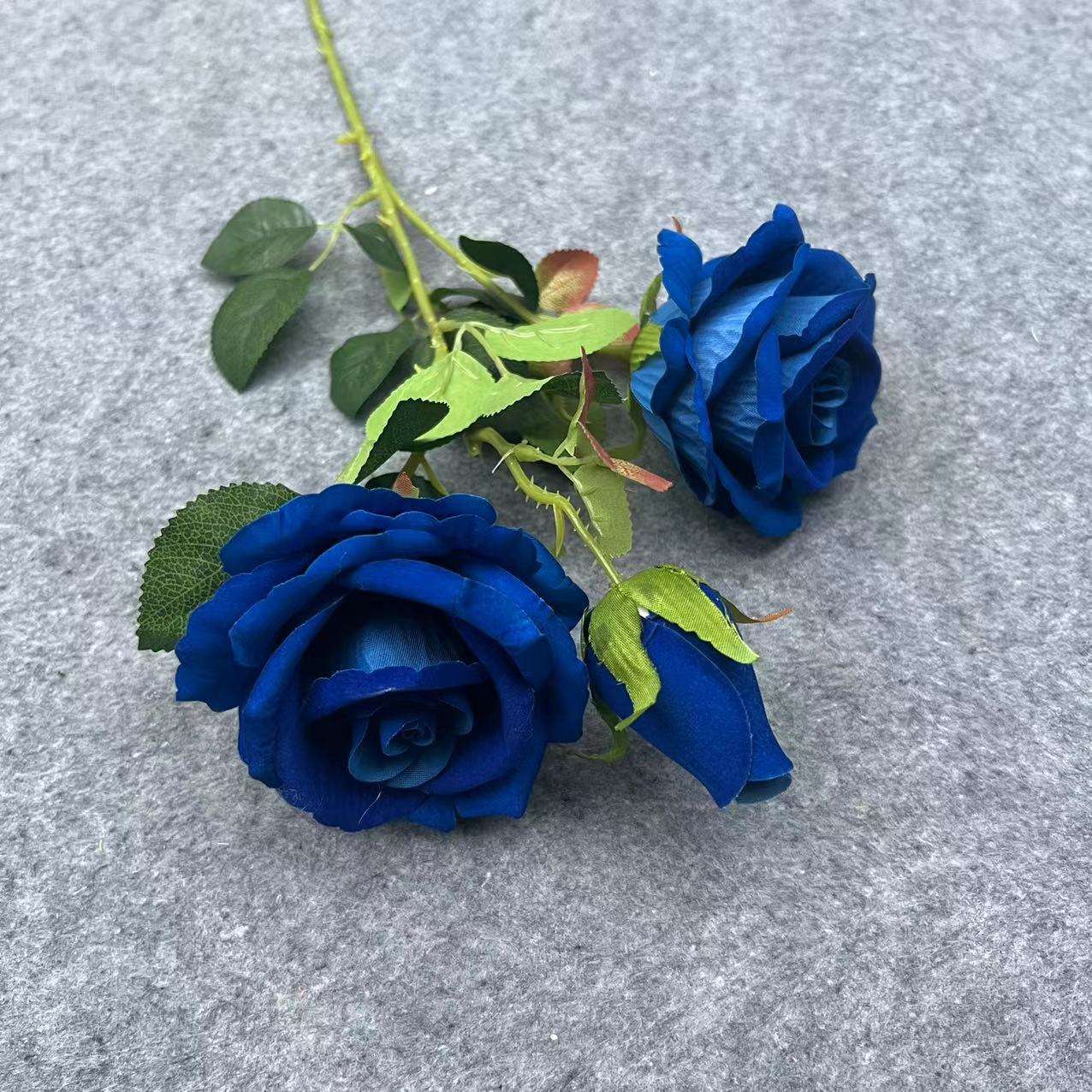 仿真玫瑰3头绒布圆玫瑰仿真花婚礼家居装饰红玫瑰花批发白底实物图