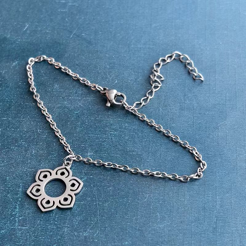 Cross-border foreign trade titanium steel jewelry, stainless steel laser sunflower lotus bracelet pendant, handmade DIY jewelry accessories Item Picture