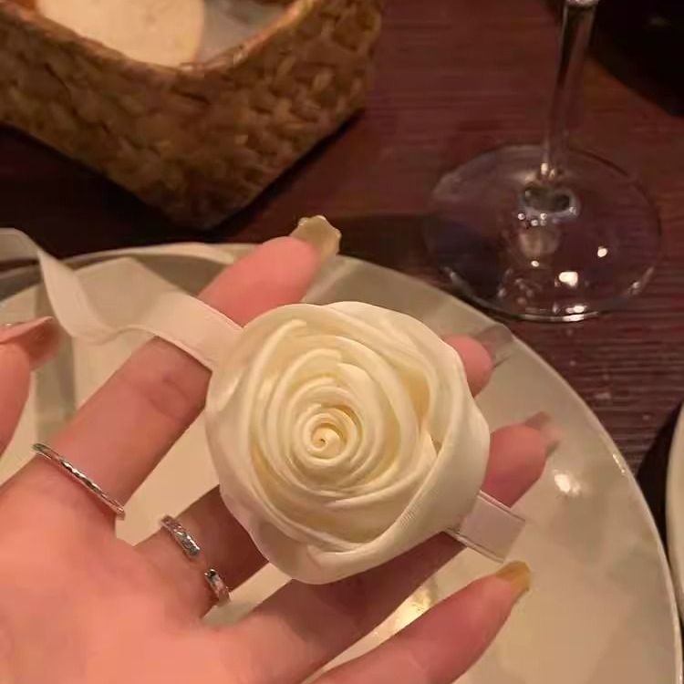 浪漫精致白玫瑰花朵绑带丝带chocker颈链小众设计感高级项链女款浪漫精致白玫瑰花朵绑带丝带chocker颈链小众设计感