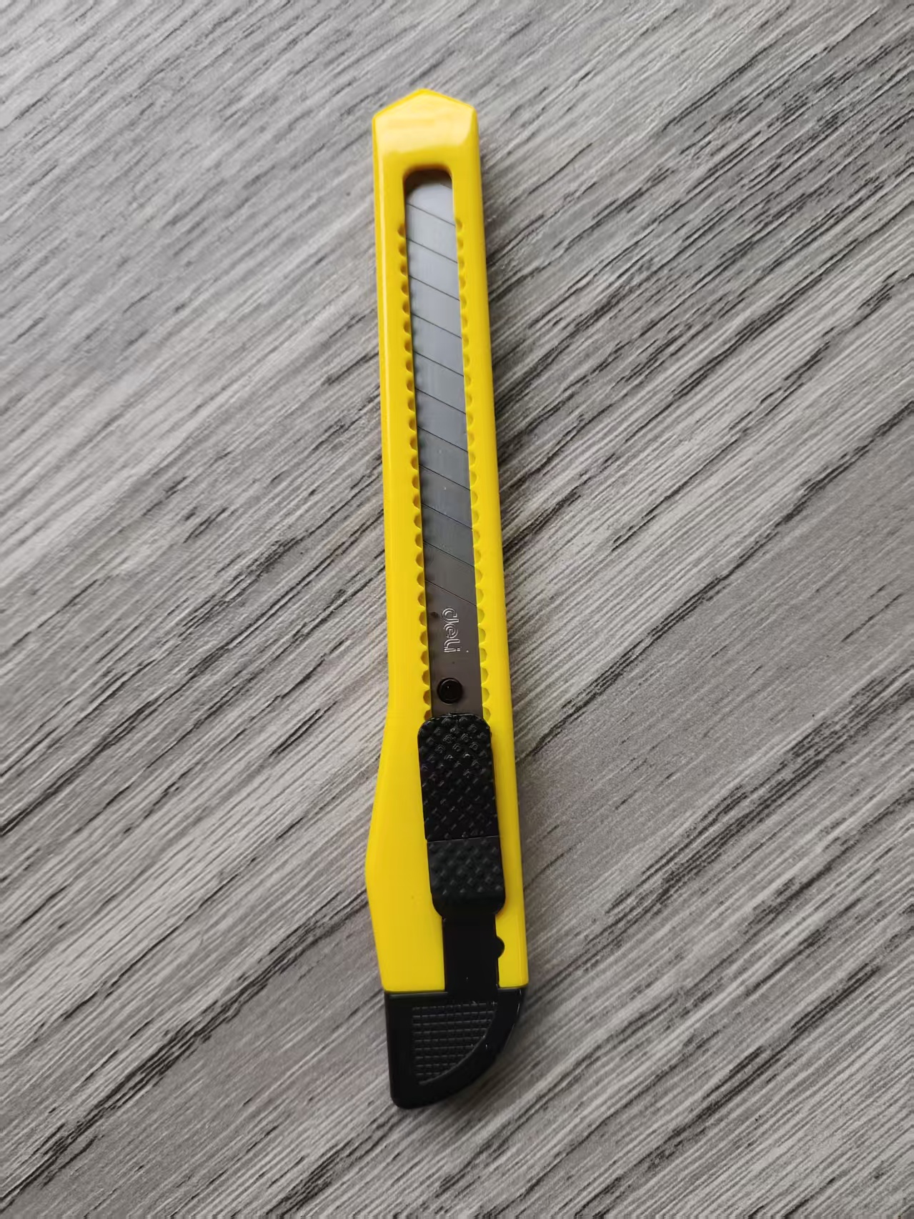 黄色美工刀小号切纸刀雕刻刀办公用品刀剪工具