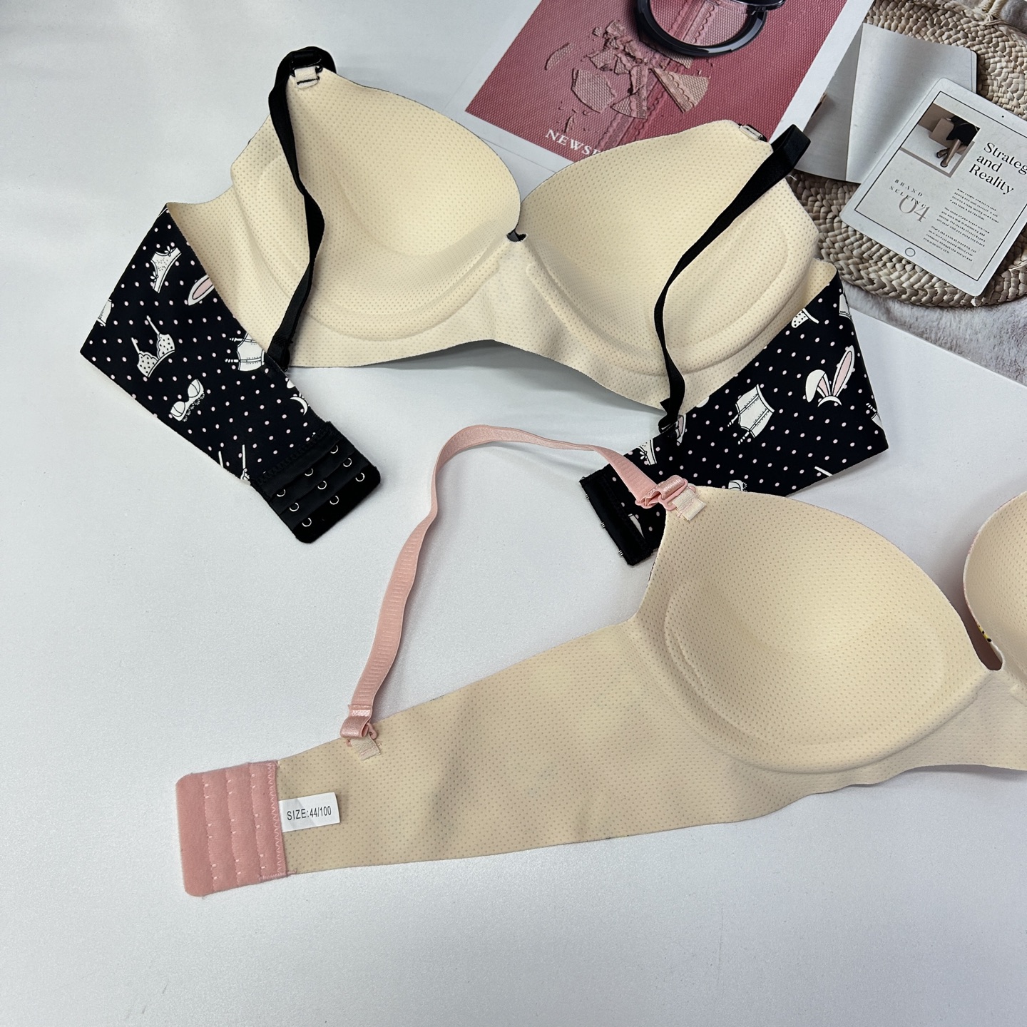 The FCM-811# women's bra is exported to the Middle East and Africa. It is a one-piece, seamless bra with printed cup face that gathers sexy and interesting women's bras. QNI Specification drawing