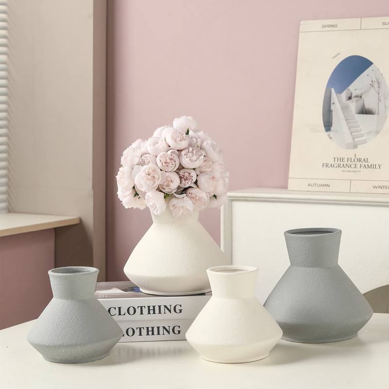 Creative minimalist style round-belted ceramic vase with petal decoration, flower vase, hotel entrance table flower vase Specification image