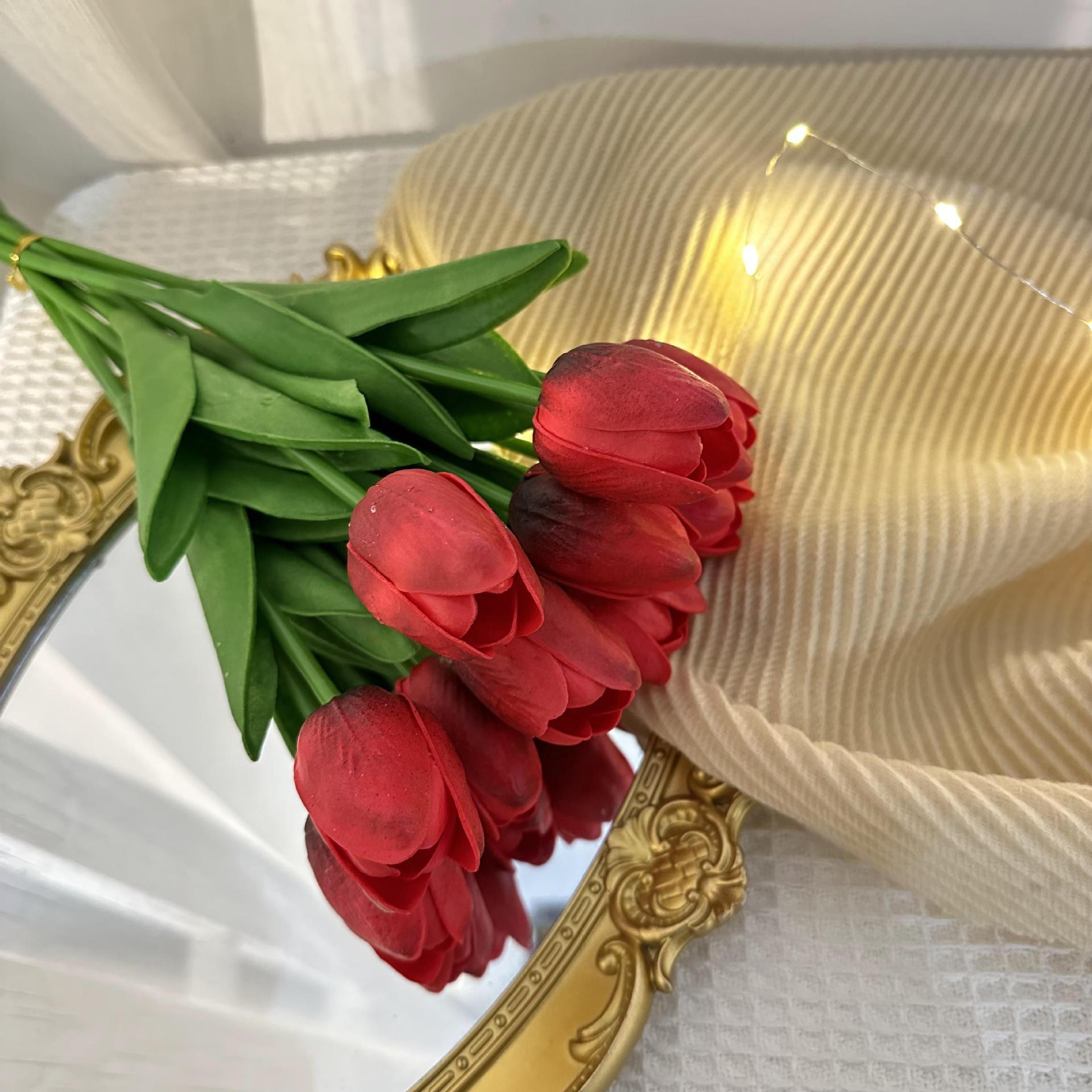 Red tulip bouquets, fresh flower arrangements, flower mud for Valentine's Day sales, flower mud soap, flower girls, long style, elegant paper newspaper, iron wire