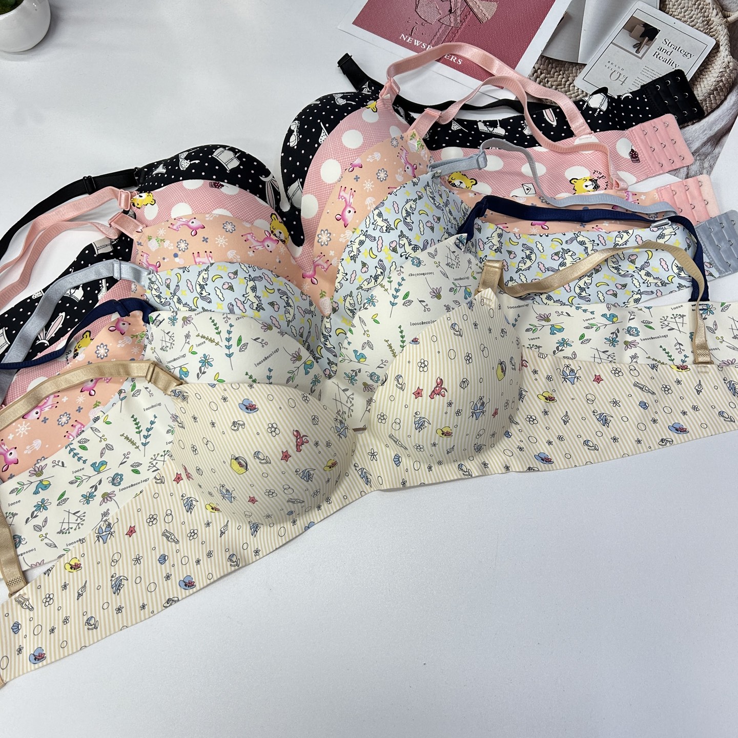 The FCM-811# women's bra is exported to the Middle East and Africa. It is a one-piece, seamless bra with printed cup face that gathers sexy and interesting women's bras. QNI Item Picture