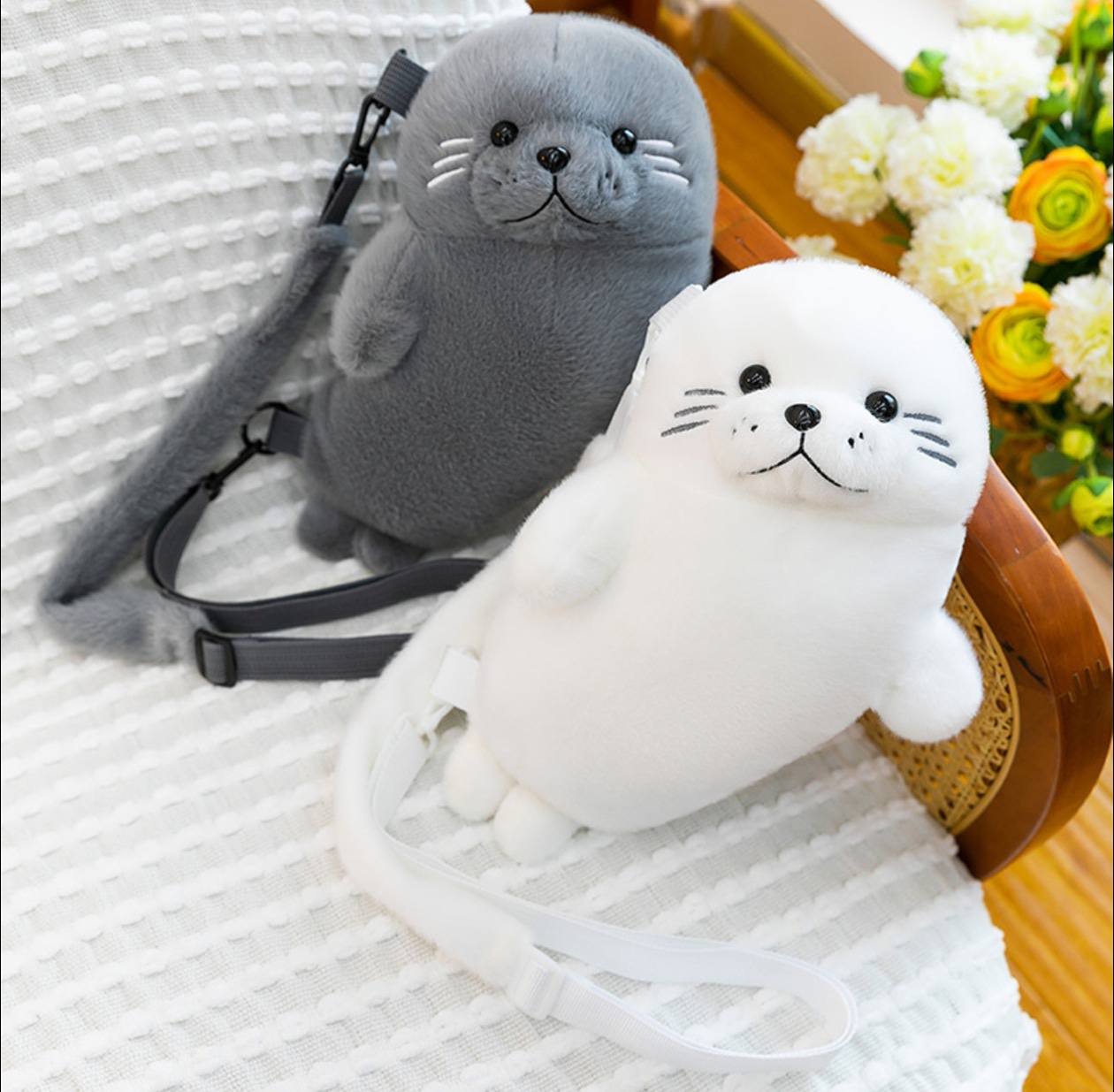 Korean Instagram-style cute seal plush bag, a versatile furry crossbody bag for girls' daily commutes details Picture