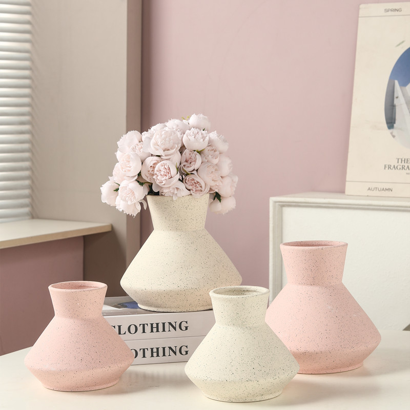 Creative minimalist style round-belted ceramic vase with petal decoration, flower vase, hotel entrance table flower vase Application Scenario