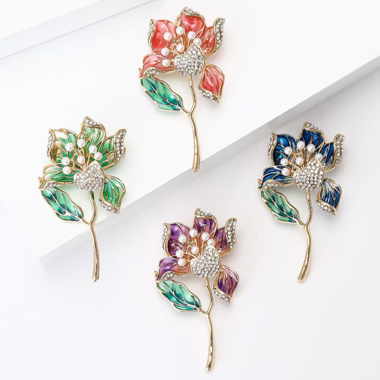 Fashionable commuting, light luxury, versatile oil-painted hibiscus flower brooch, high-end women's anti-glare, high-end feel, niche new brooch