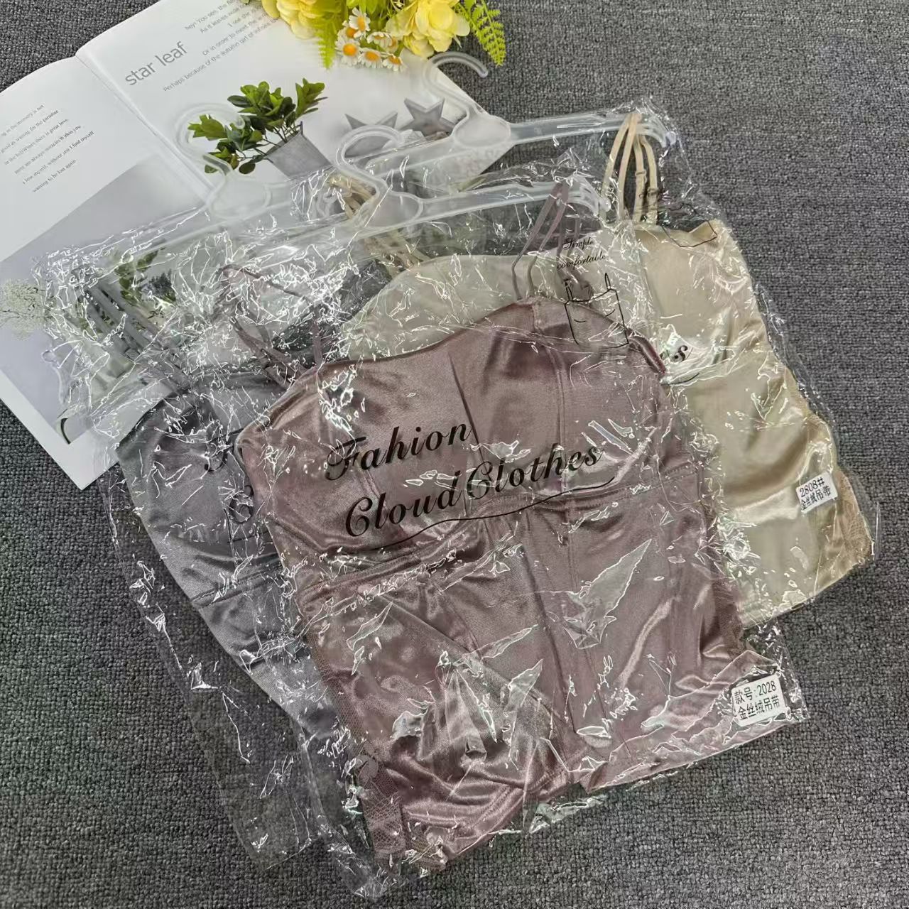 2808# Halter top for export to the Middle East and Southeast Asia. Women's halter top, lace patchwork underwear, sexy and interesting underwear, with breast cushion, no steel ring, QNI Item Picture