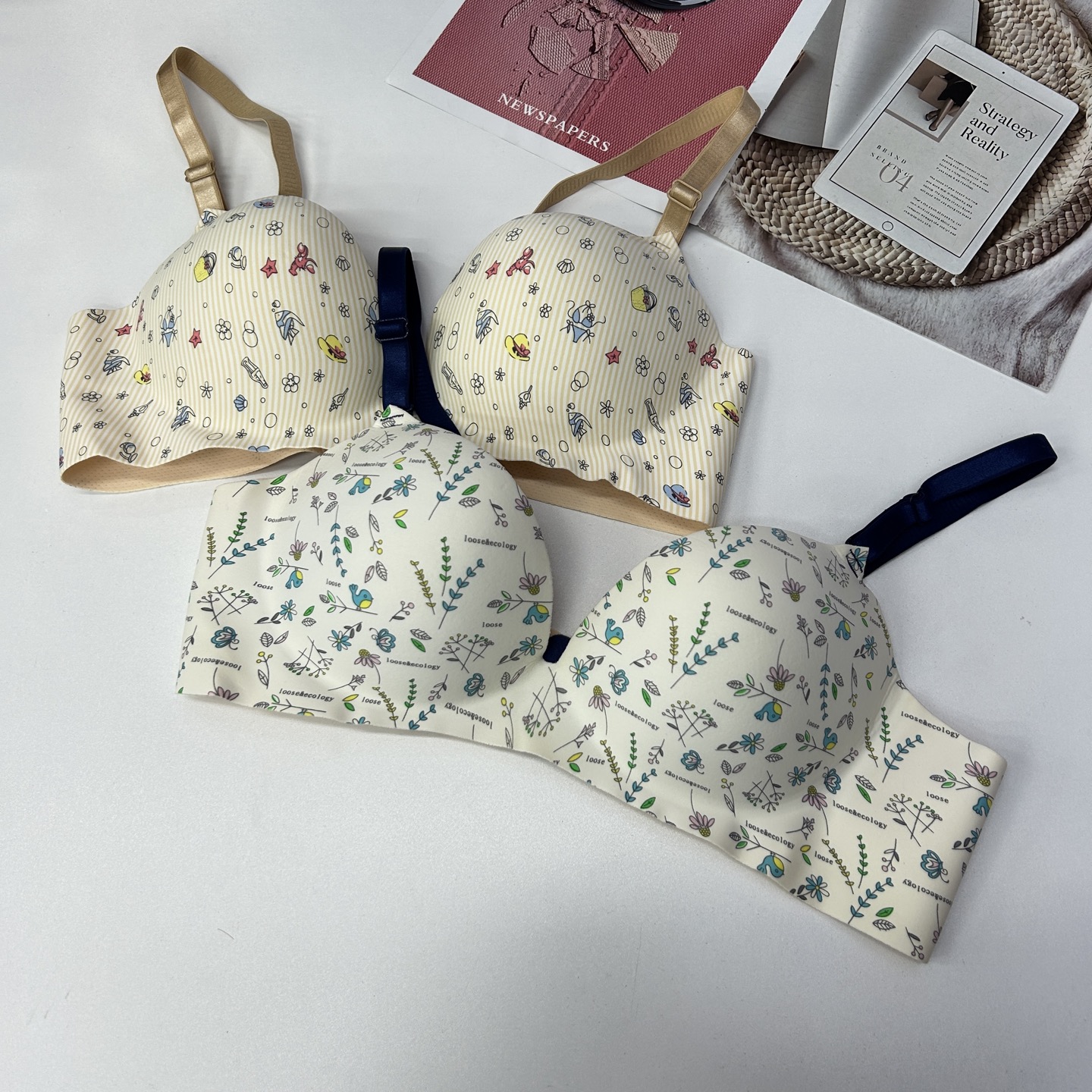 The FCM-811# women's bra is exported to the Middle East and Africa. It is a one-piece, seamless bra with printed cup face that gathers sexy and interesting women's bras. QNI details Picture
